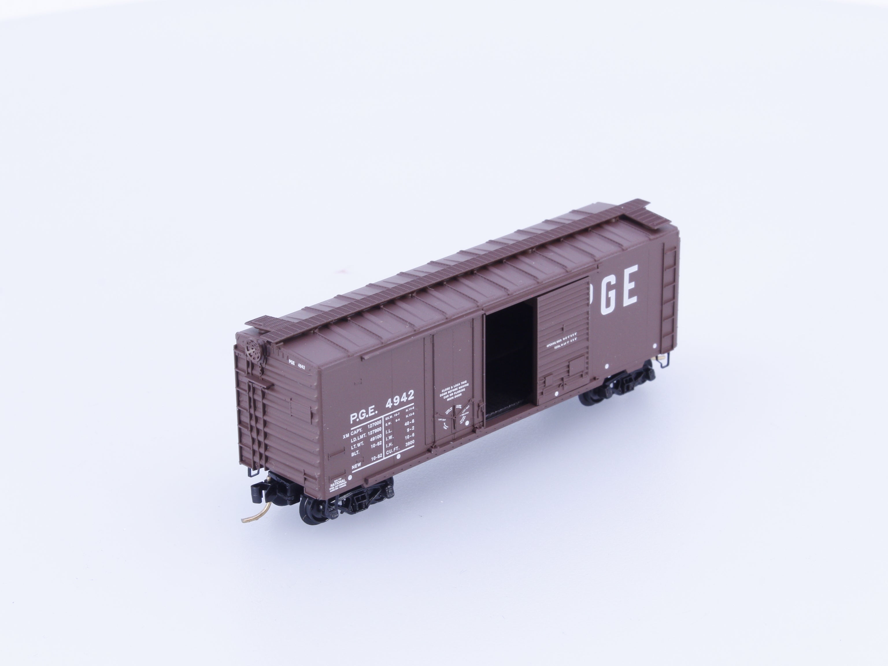 Micro Trains 22070 N 40' Standard Box Car Plug & Sliding Door Pacific Great Eastern (PGE) 4942