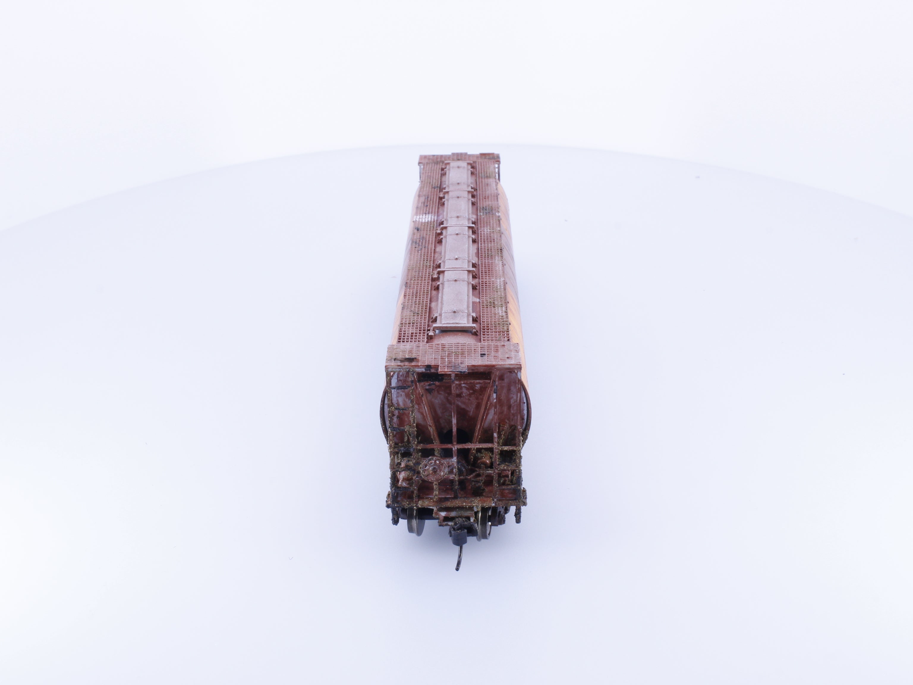 Walthers 910-7353 HO Custom Weathered 59' Cylindrical 4 Bay Hopper Canadian Wheat Board (CNWX) 106750