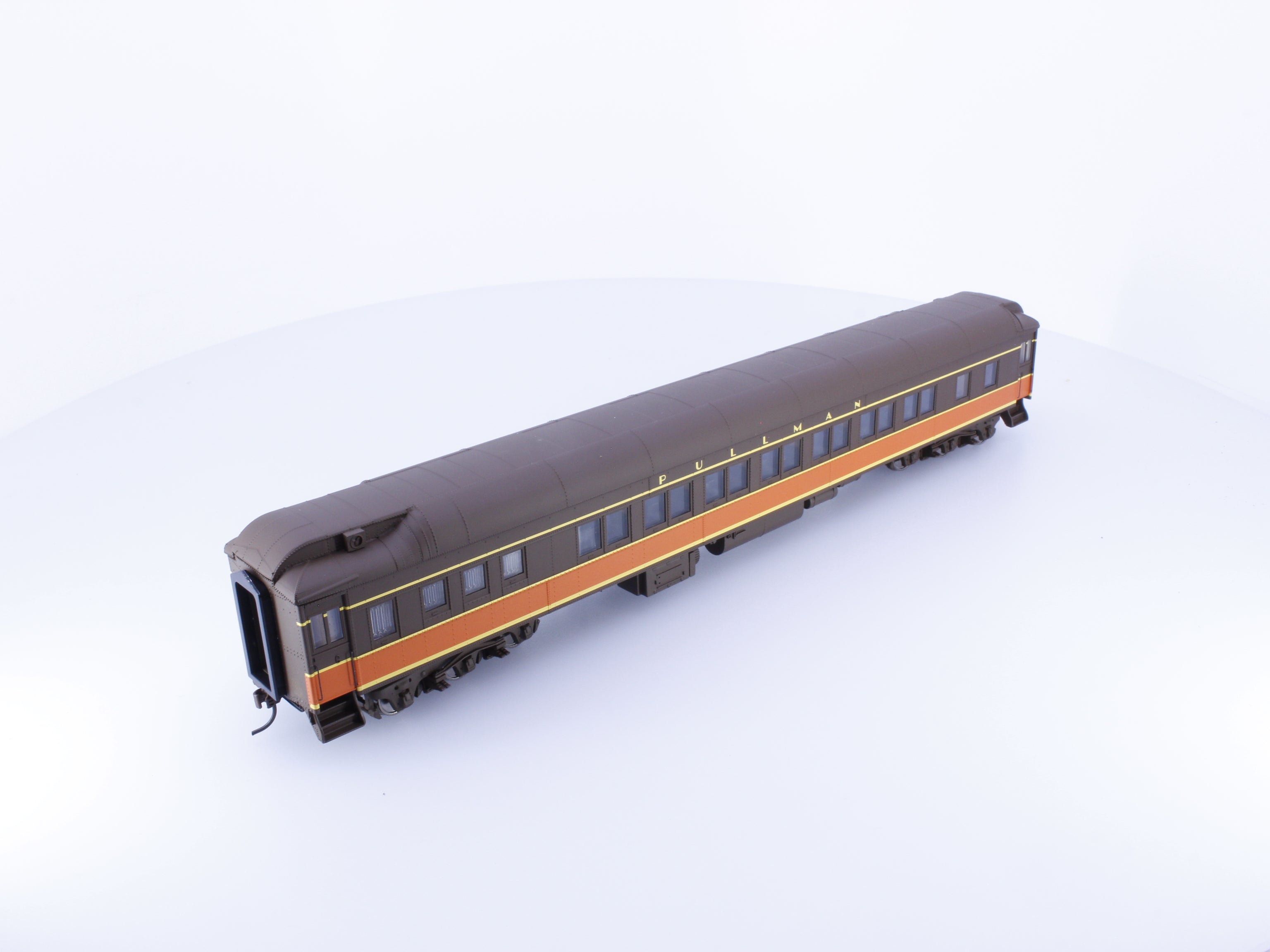 Walthers 932-10216 HO Pullman Heavyweight 14 Section Passenger Car Illinois Central (IC) (2)