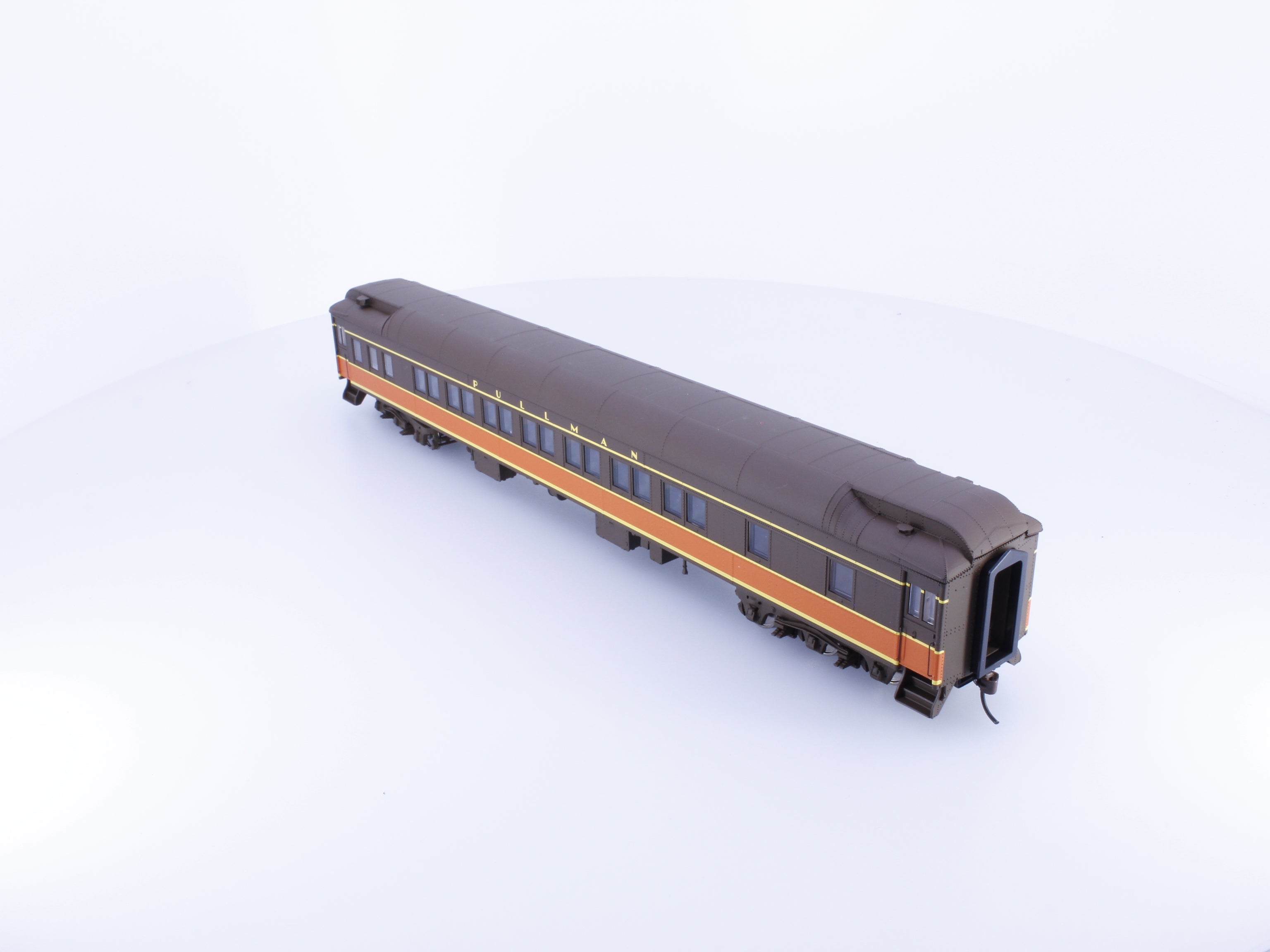 Walthers 932-10216 HO Pullman Heavyweight 14 Section Passenger Car Illinois Central (IC) (2)