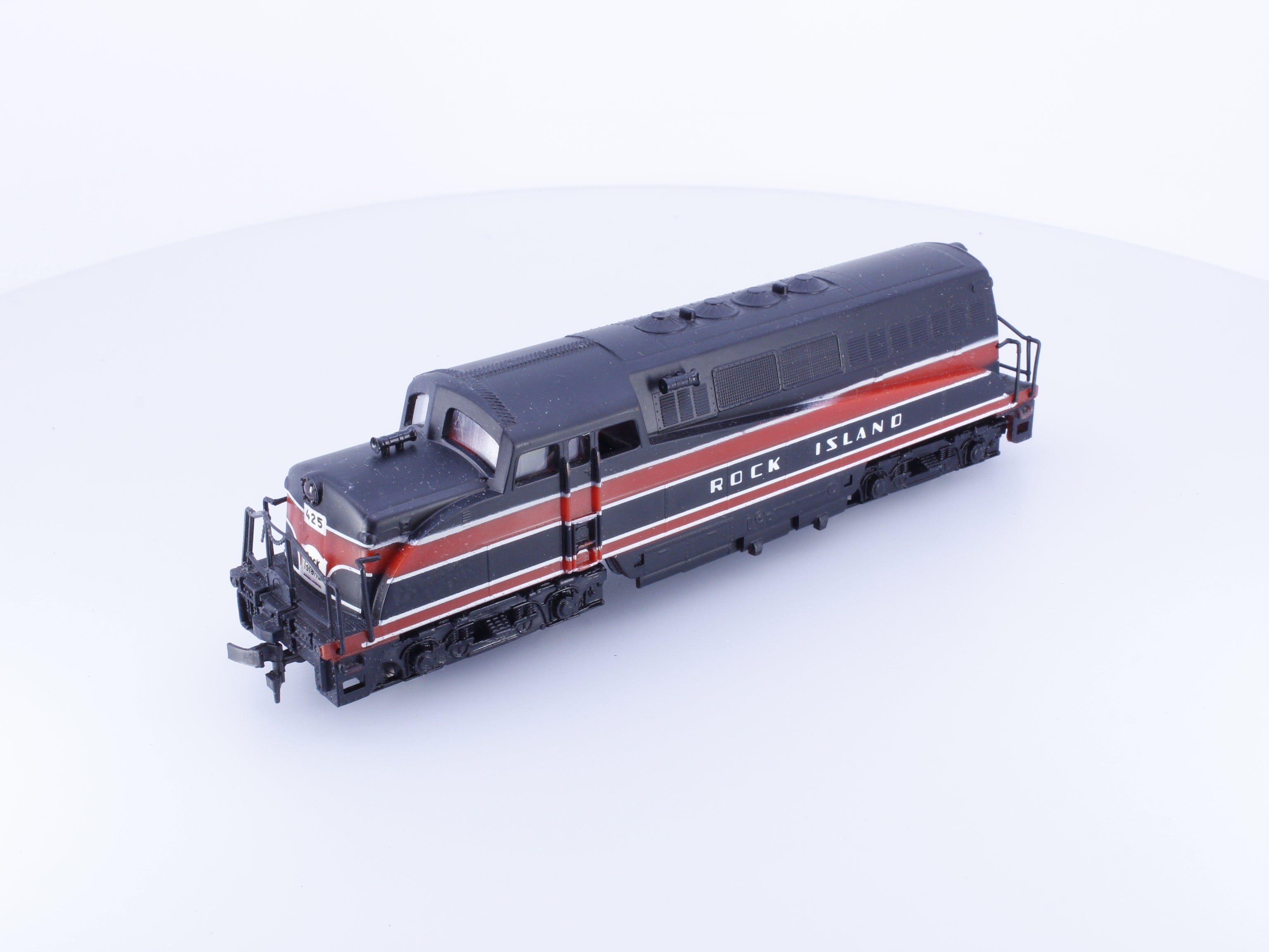 AHM Minitrains 5040 HO BL2 Diesel Locomotive Chicago, Rock Island and Pacific Railroad (RI) 425 Analog DC