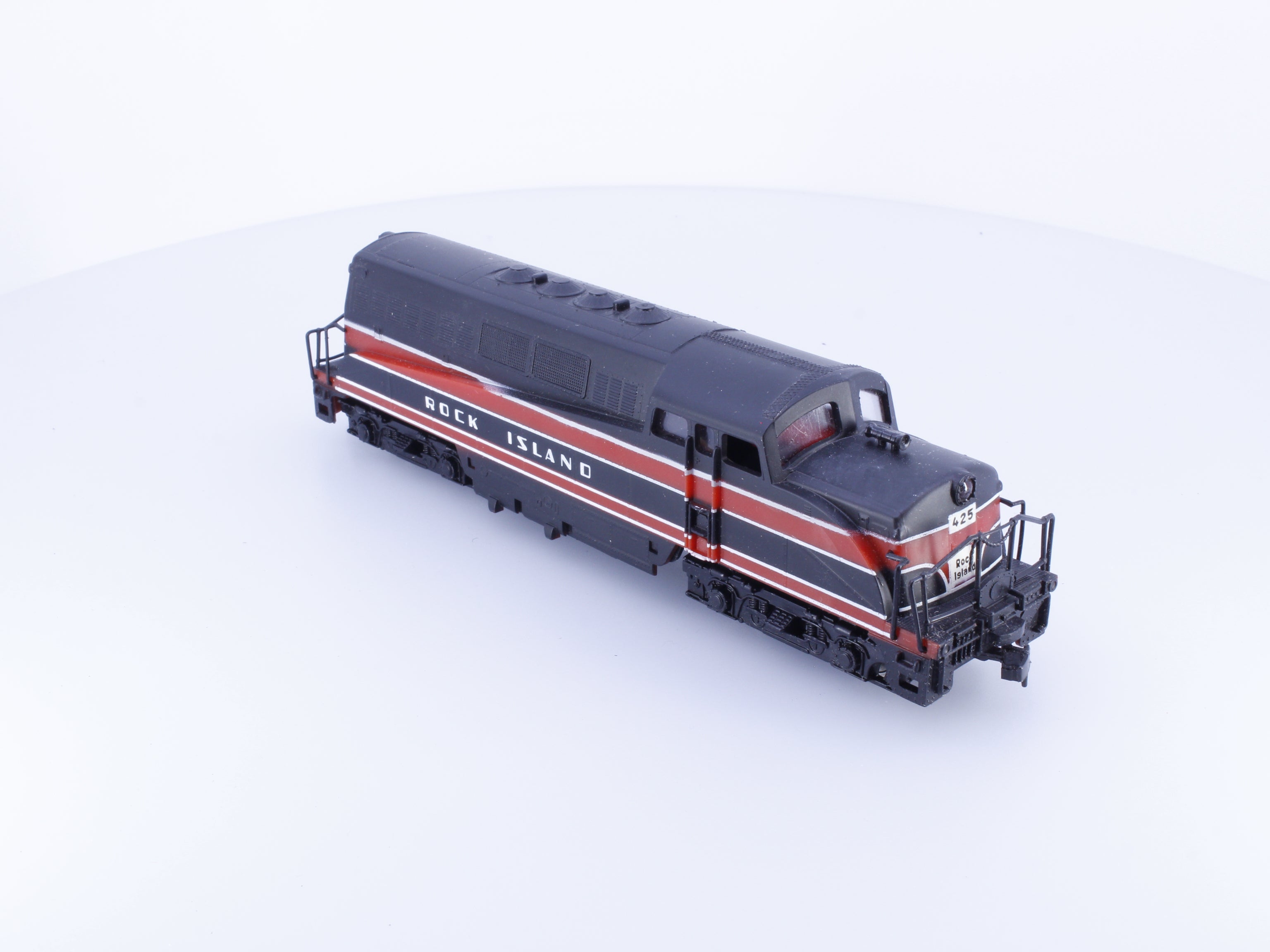 AHM Minitrains 5040 HO BL2 Diesel Locomotive Chicago, Rock Island and Pacific Railroad (RI) 425 Analog DC