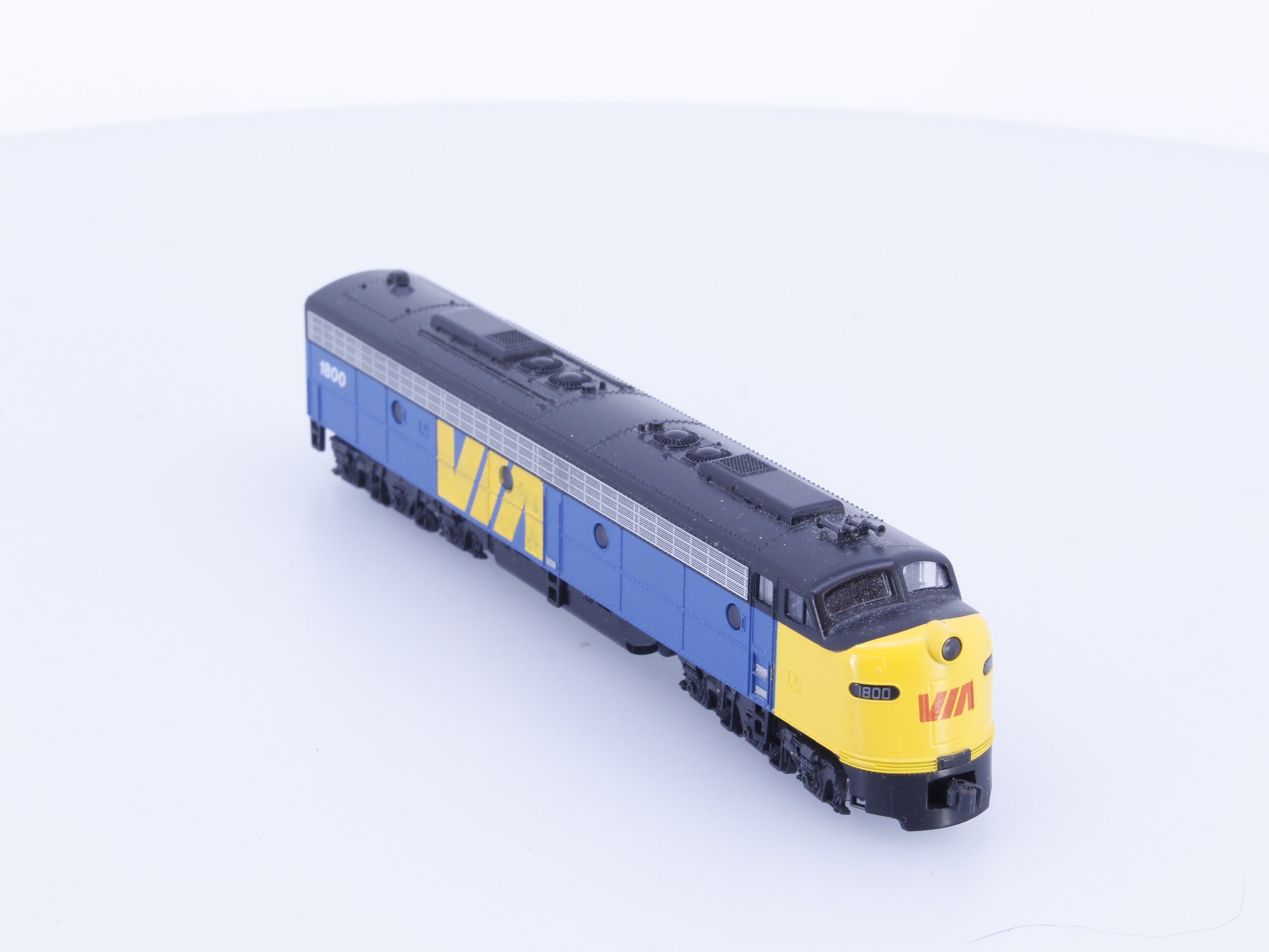 Kato 176-5344 N E8A Diesel Locomotive Via Rail (VIA) 1800 Analog DC