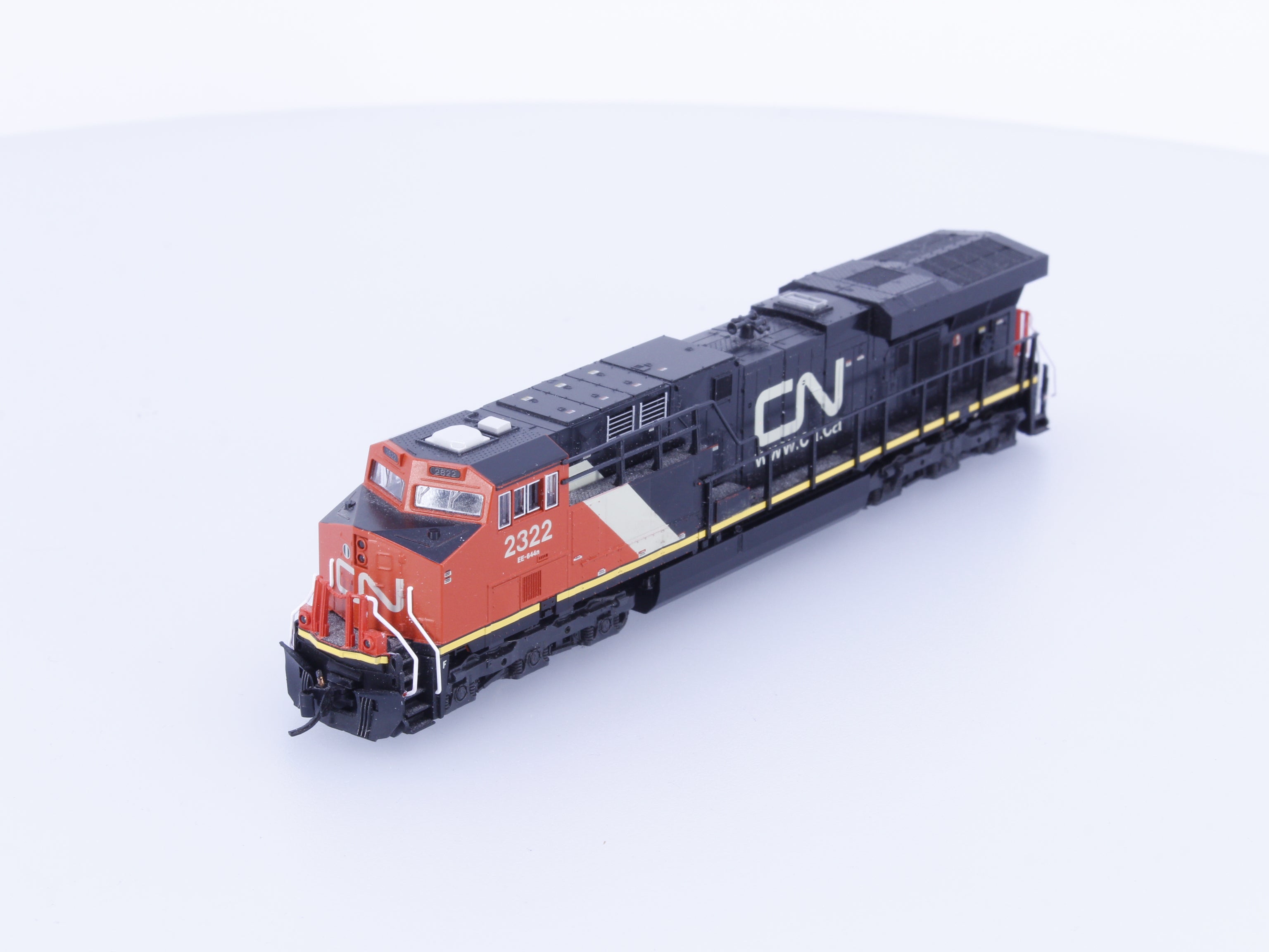 Kato 176-8918 N ES44AC Diesel Locomotive Canadian National (CN) 2322 Analog DC