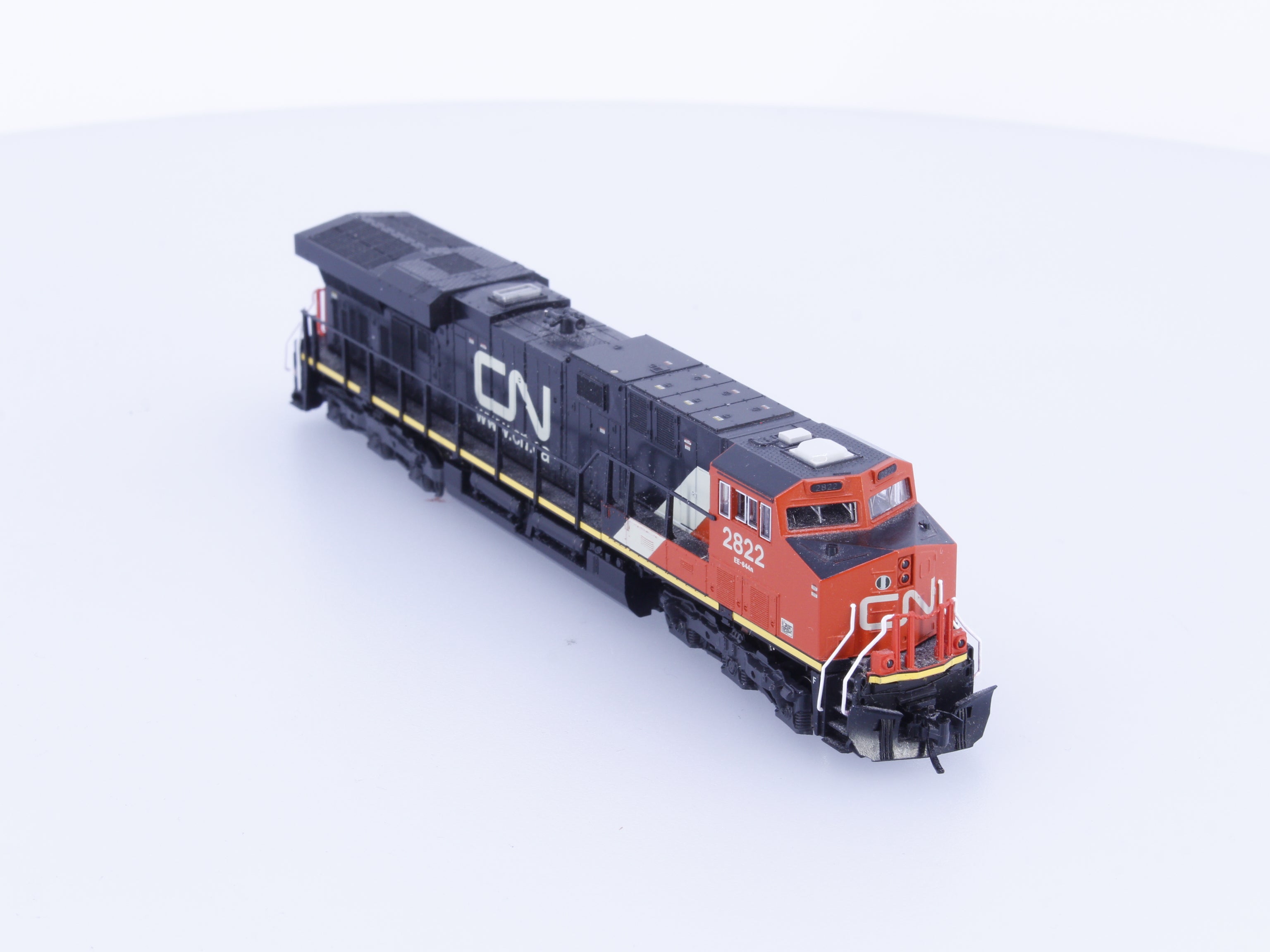 Kato 176-8919 N ES44AC Diesel Locomotive Canadian National (CN) 2822 Analog DC (#1)