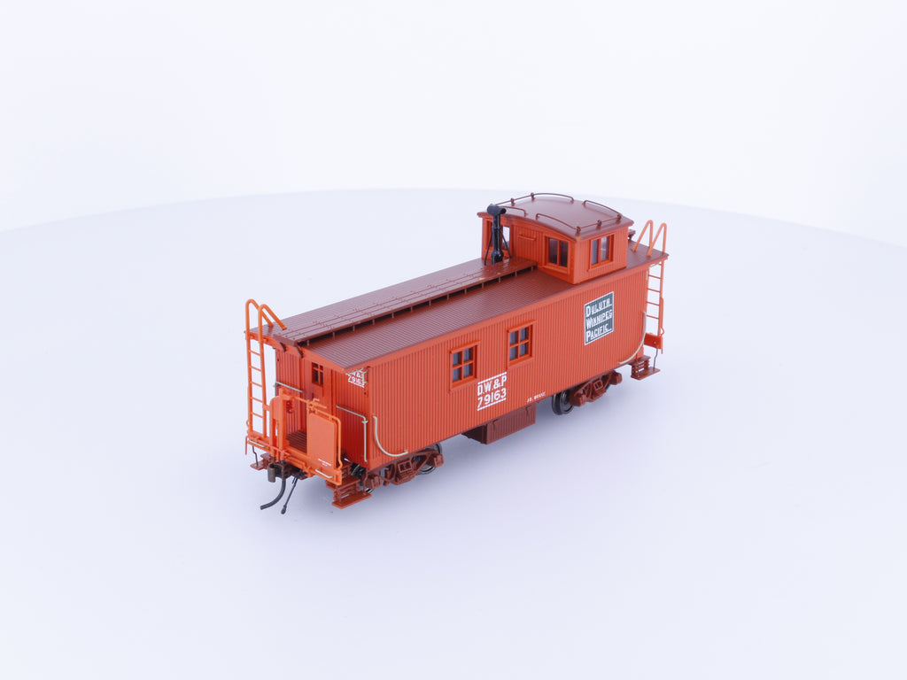 Trueline Trains 301048 HO Offset Cupola Caboose Duluth Winnipeg and Pacific (DWP) 79163