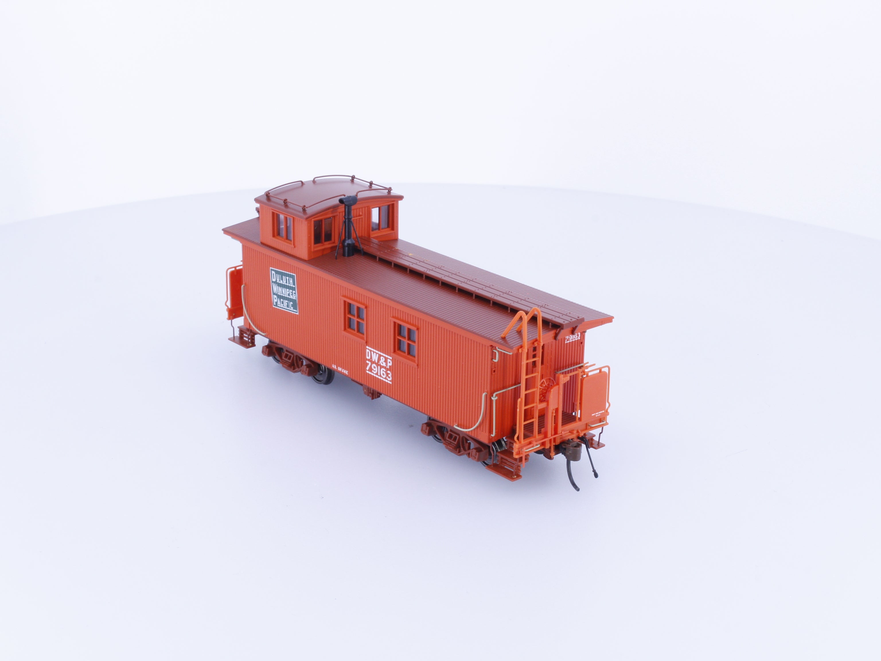 Trueline Trains 301048 HO Offset Cupola Caboose Duluth Winnipeg and Pacific (DWP) 79163