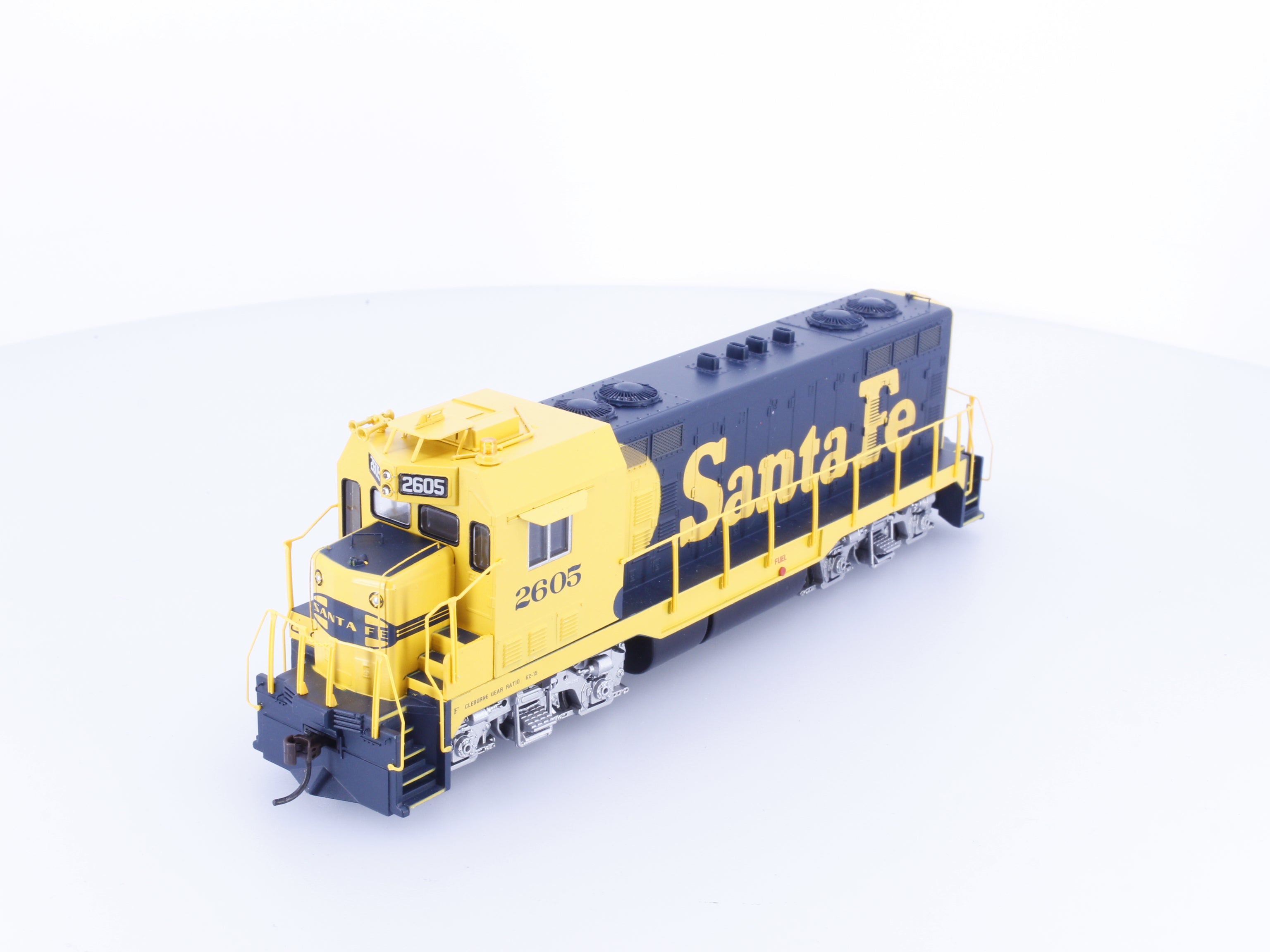 Athearn 89902 HO CF-7 Angled Cab Warbonnet Diesel Locomotive Santa Fe (SF) 2605 DCC Ready
