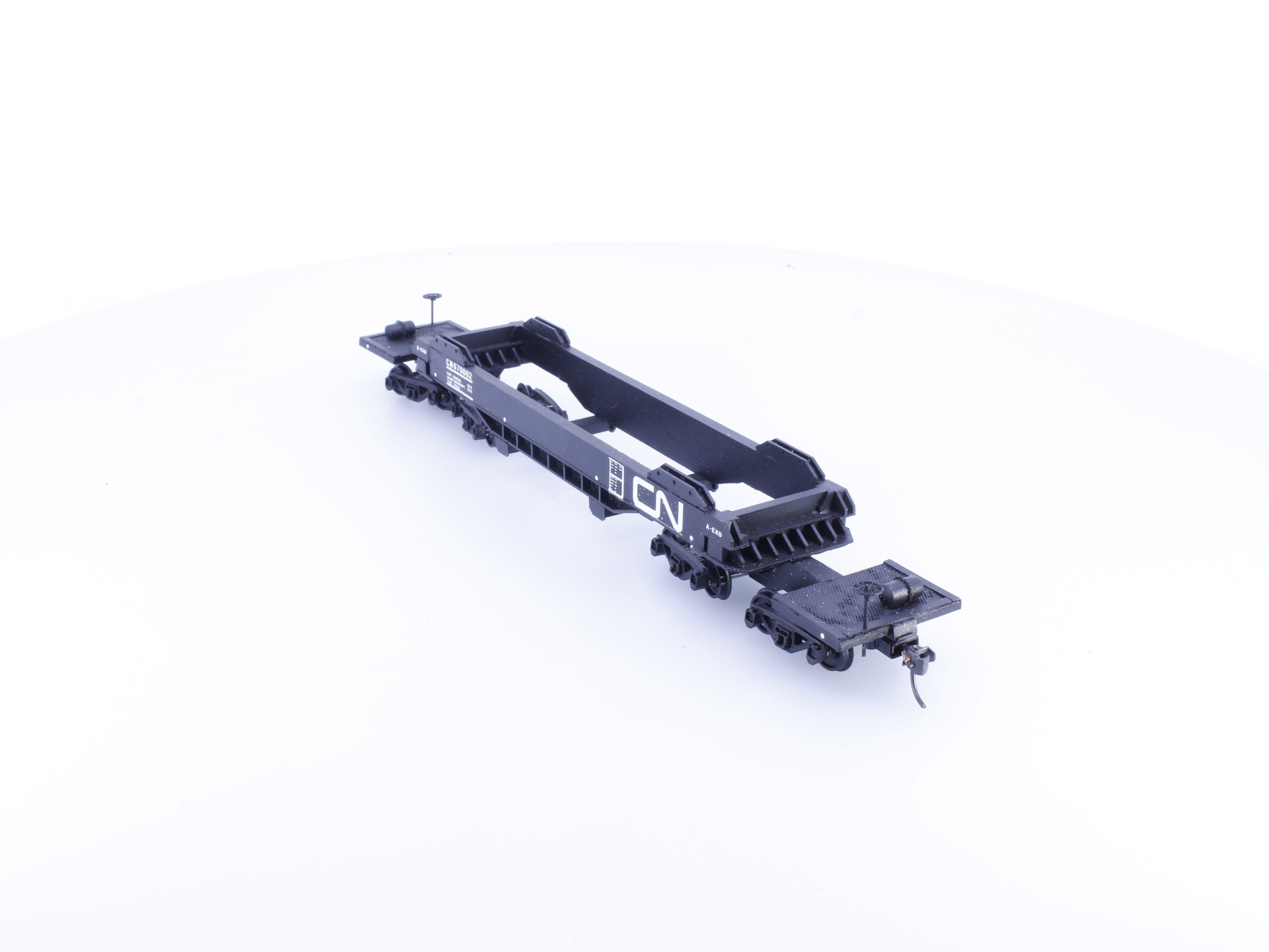 Unknown 670002 HO 63' 8 Axle Well Hole Flat Car Canadian National (CN) 670002