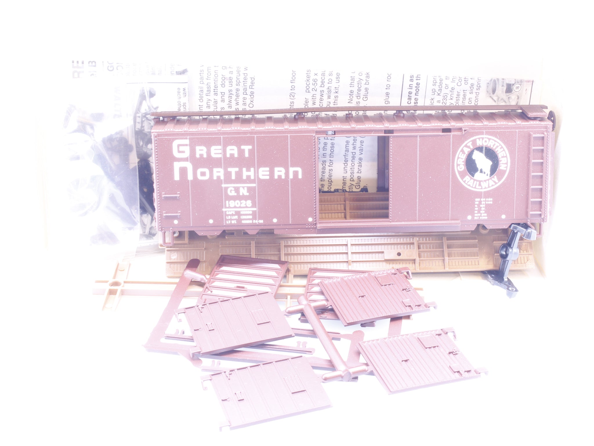 Walthers 932-3718 HO 40' PS-1 Boxcar Kit Great Northern (GN) 19026