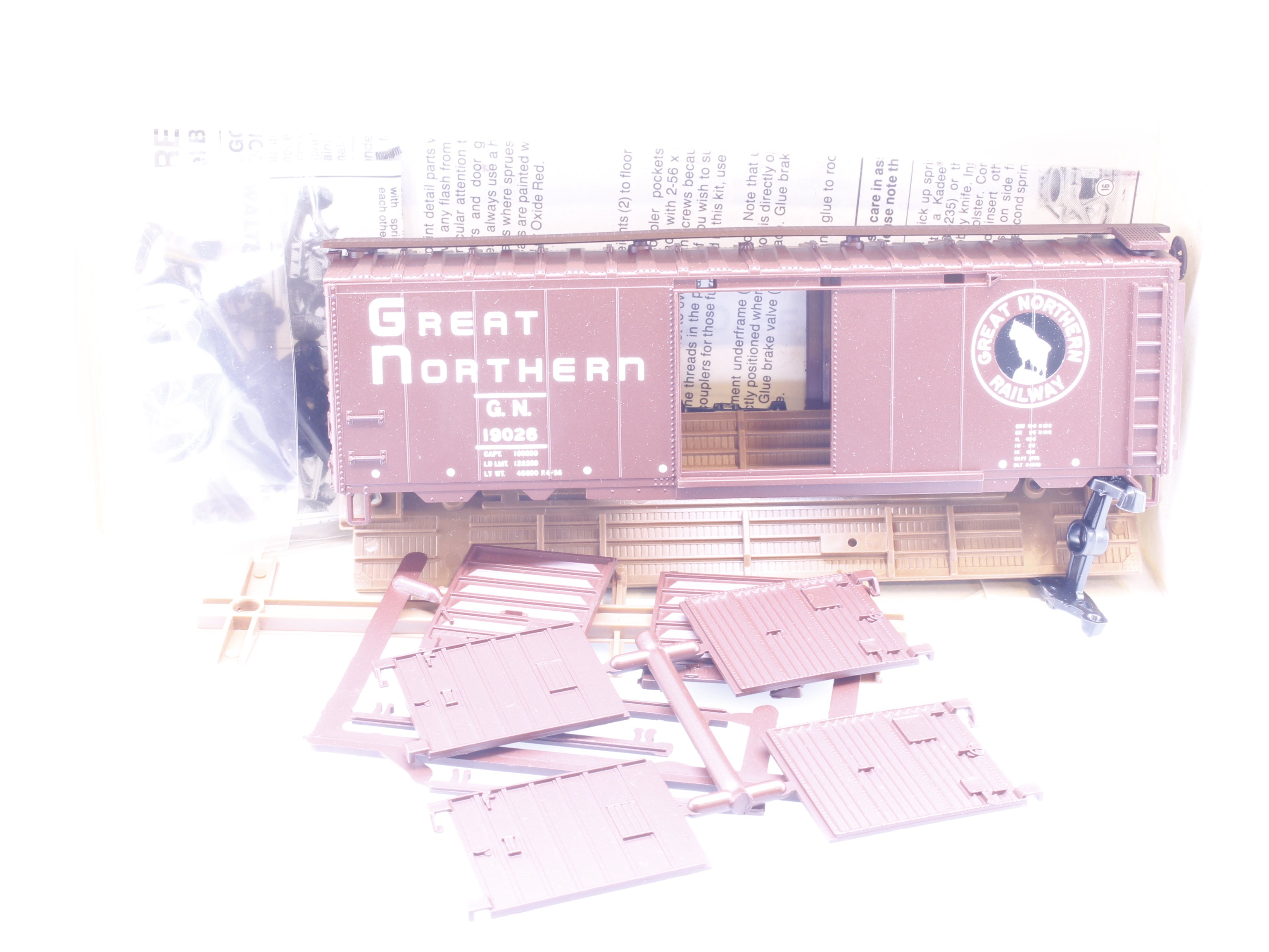 Walthers 932-3718 HO 40' PS-1 Boxcar Kit Great Northern (GN) 19026