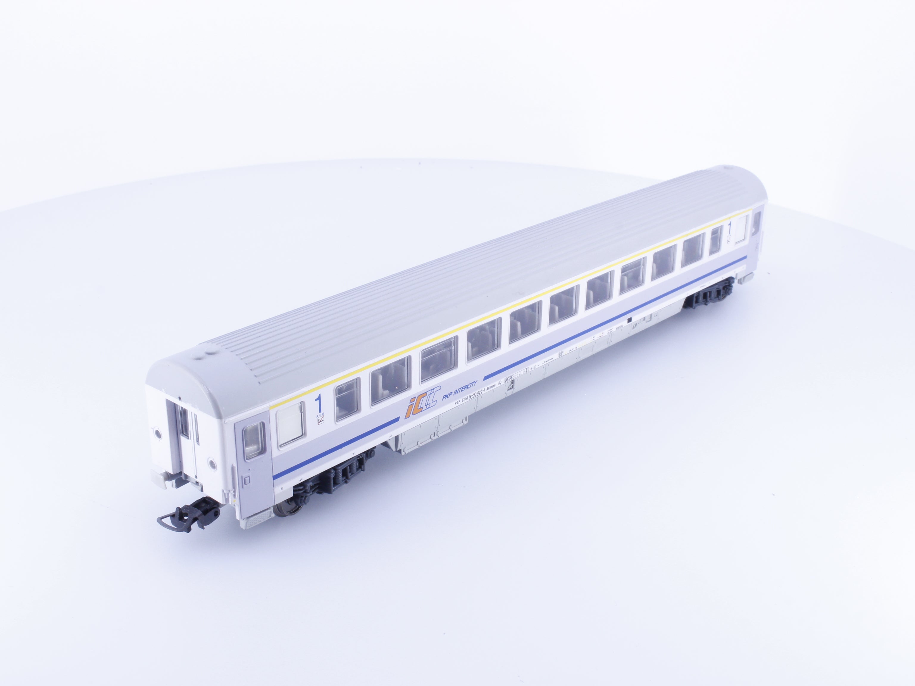 Piko 96039-2 HO PKP 1st Class Passenger Car 615119