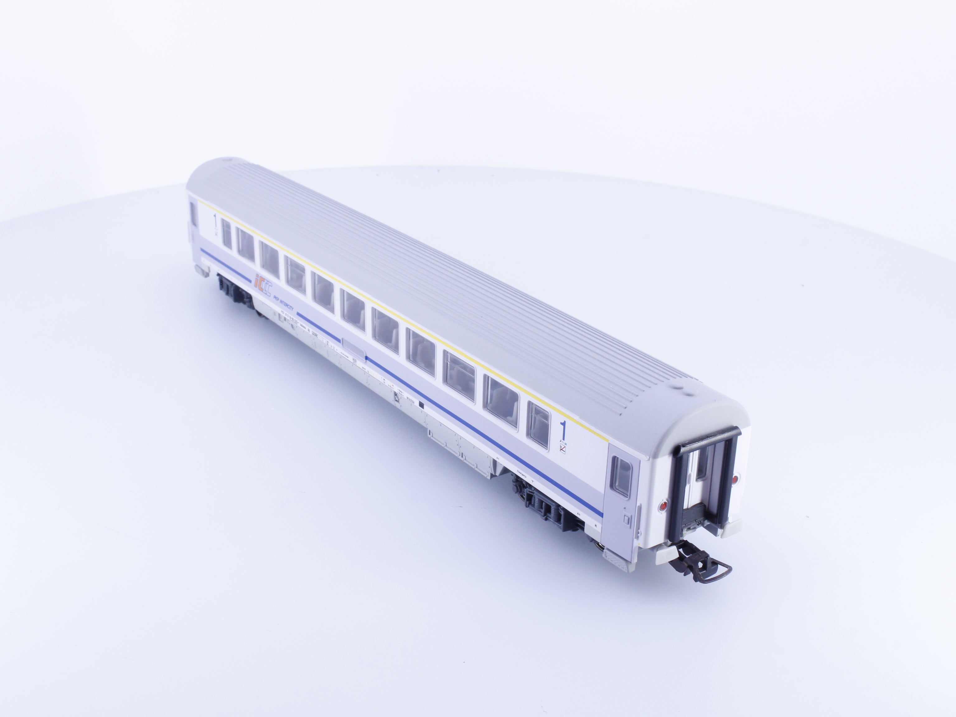 Piko 96039-2 HO PKP 1st Class Passenger Car 615119 (#1)