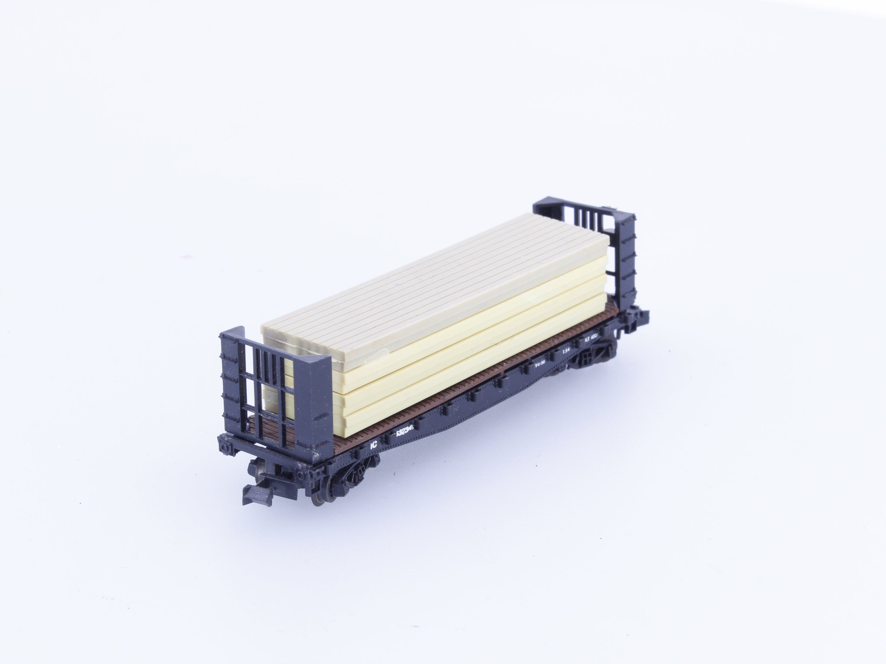 Atlas 2282 N Bulkhead Flatcar with Lumber Load Illinois Central (IC) 63234