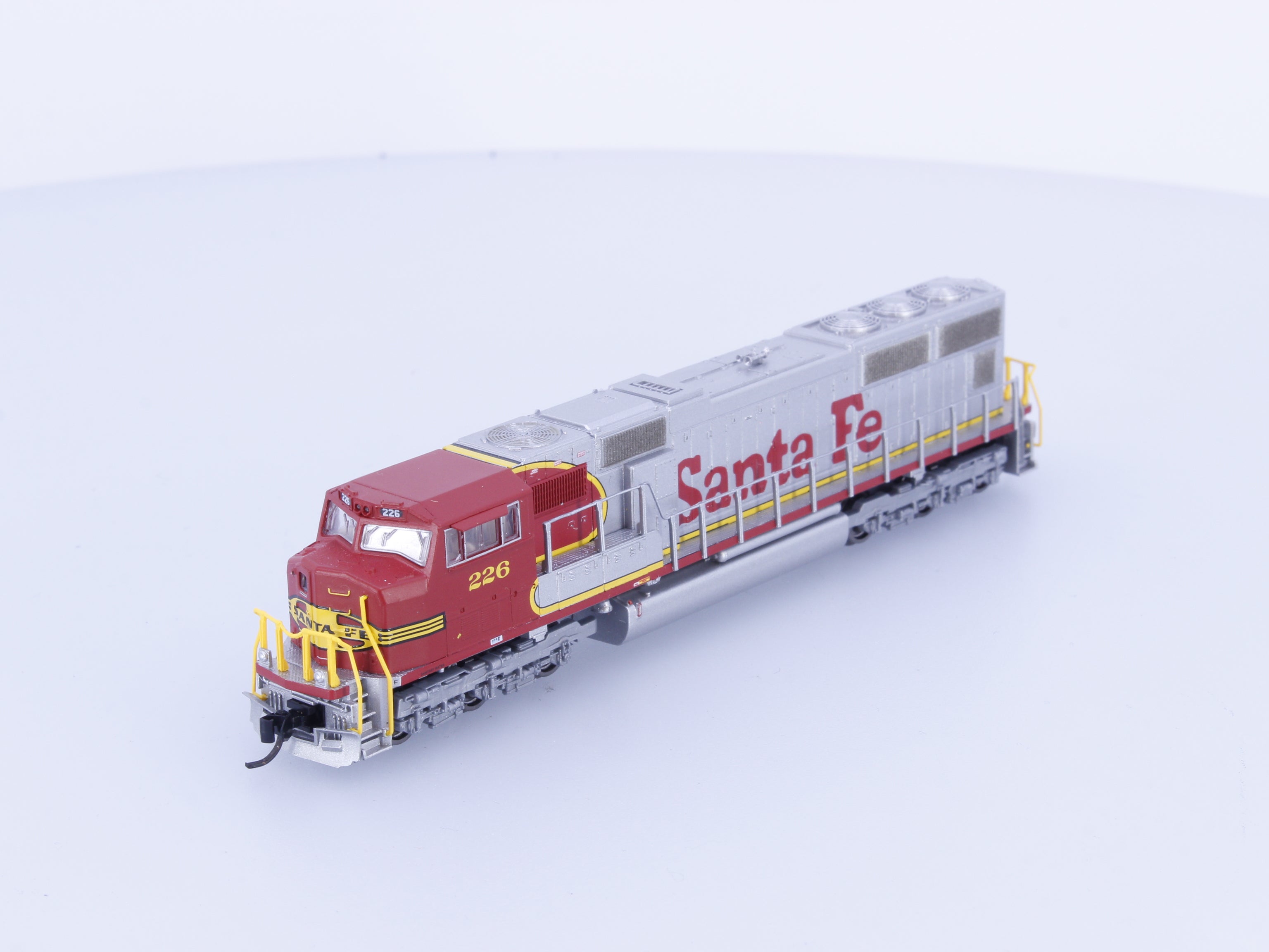 Athearn 10702 N SD75M Warbonnet Diesel Locomotive Santa Fe (SF) 226 Analog DC