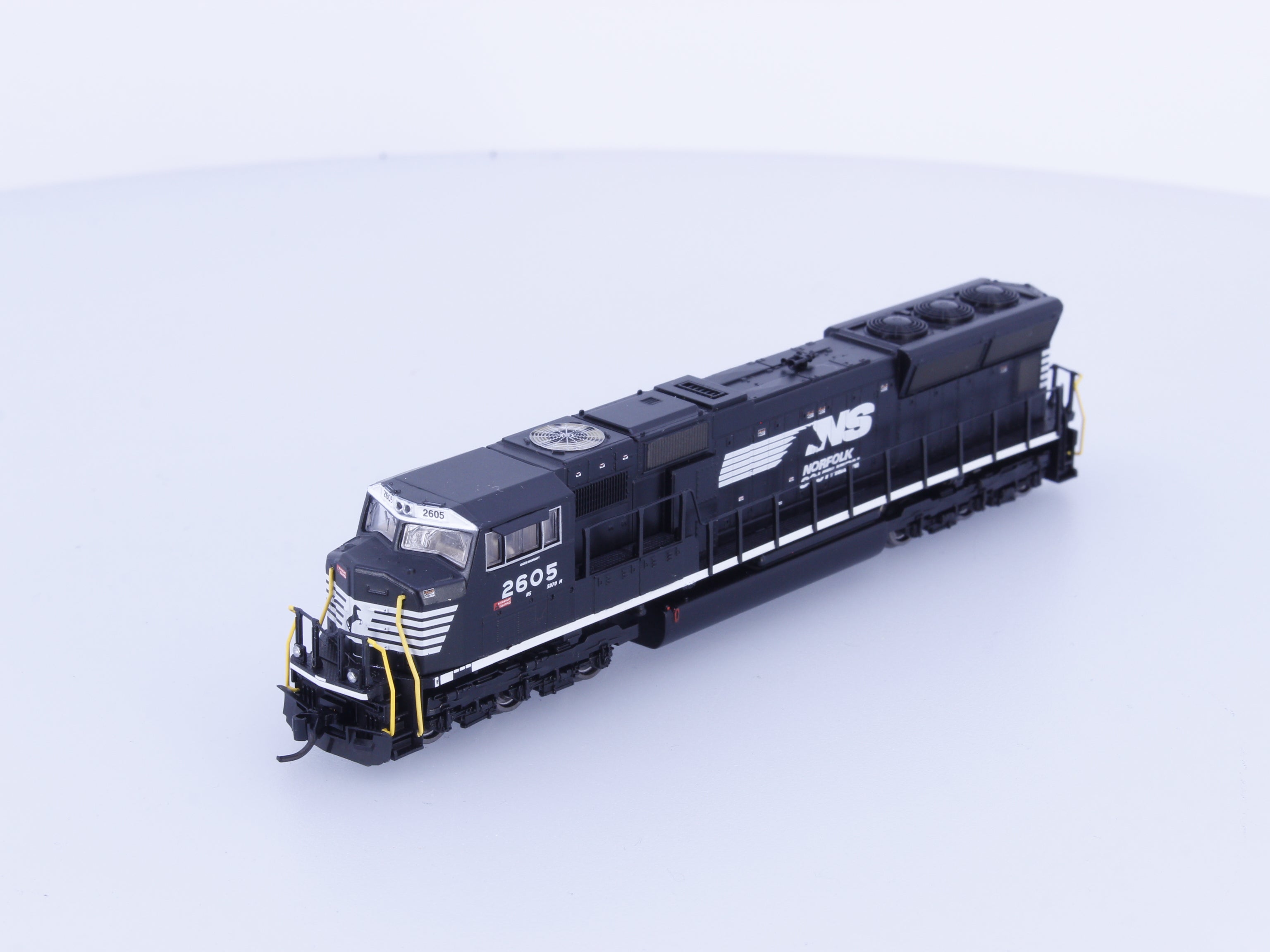 Athearn 10710 N SD70M Flared Radiator Diesel Locomotive Norfolk Southern (NS) 2605 Analog DC