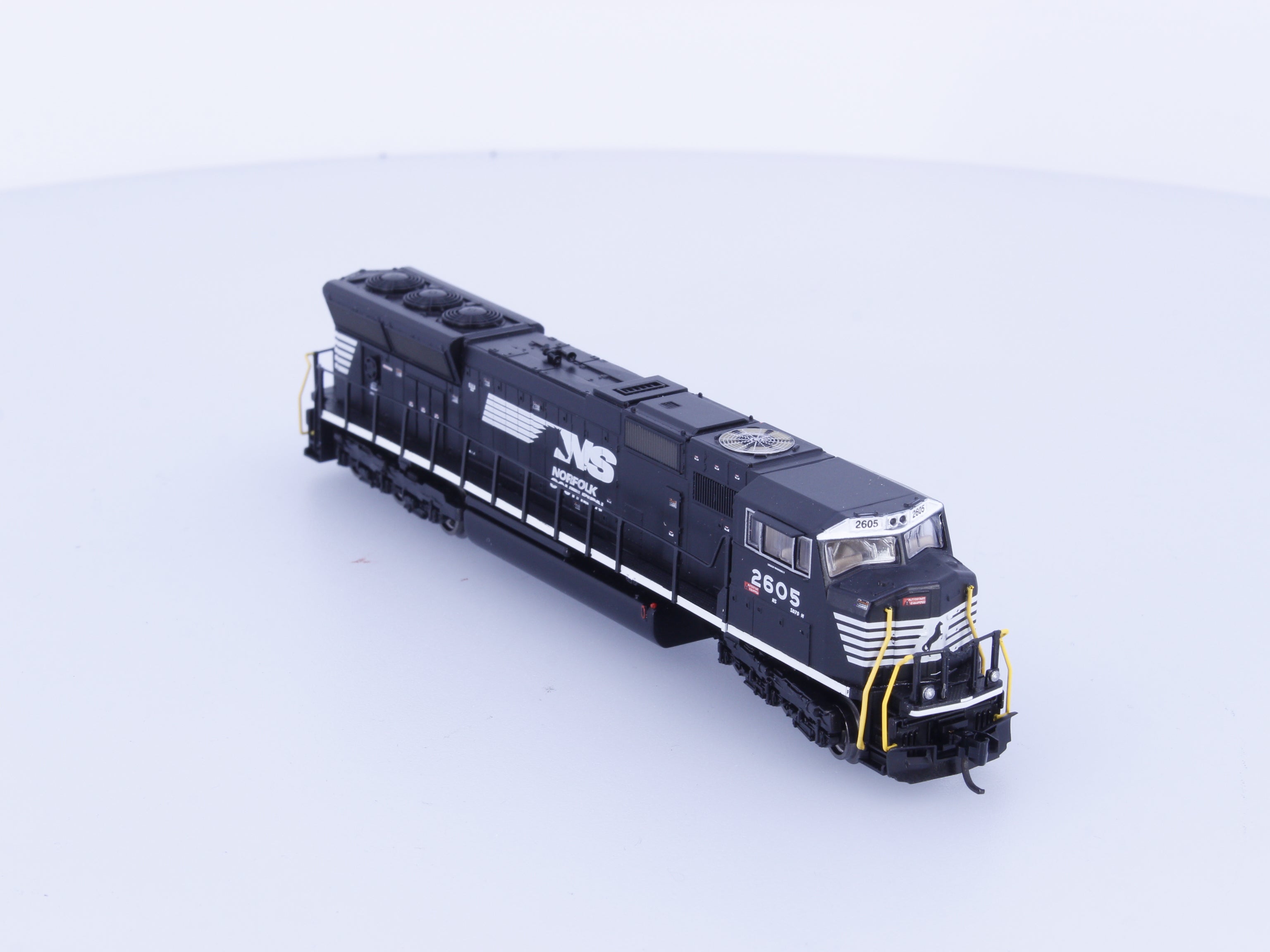 Athearn 10710 N SD70M Flared Radiator Diesel Locomotive Norfolk Southern (NS) 2605 Analog DC