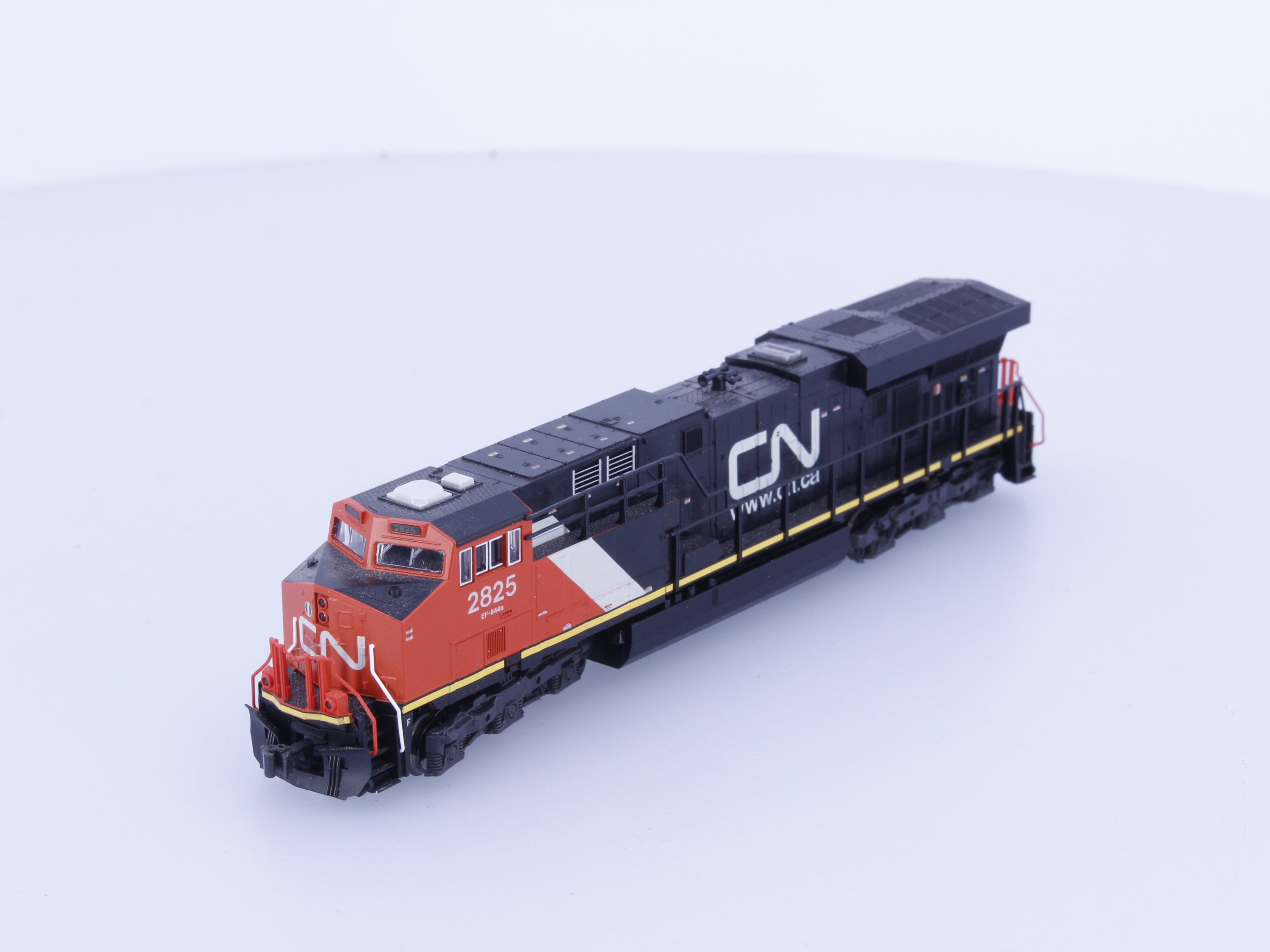 Kato 176-8927 N ES44AC Diesel Locomotive Canadian National (CN) 2825 Analog DC