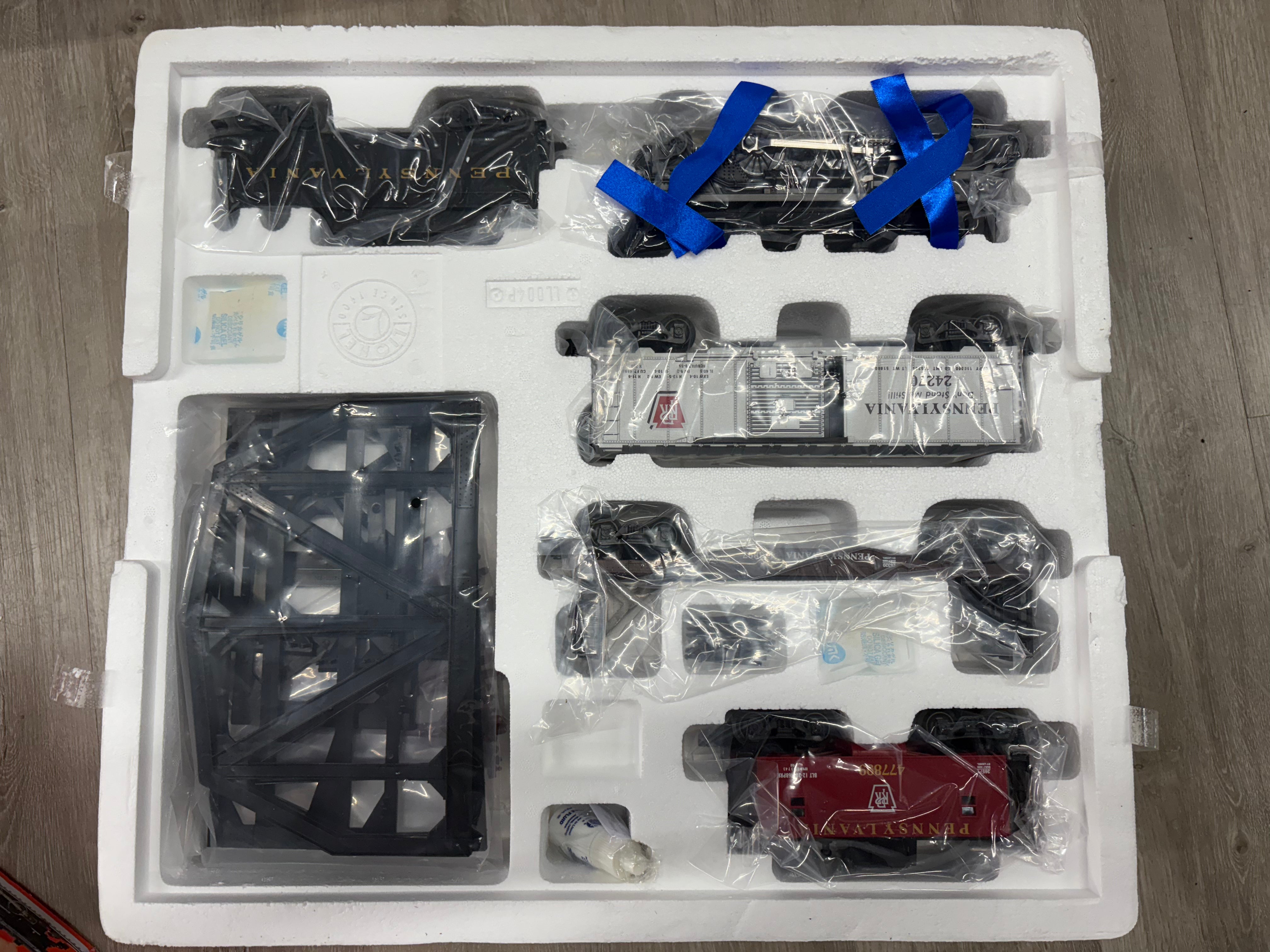 Lionel 6-30018 O Pennsylvania Flyer 4-4-2 Steam Locomotive with 3 Rolling Stock Cars Set Pennsylvania (PRR) Analog DC