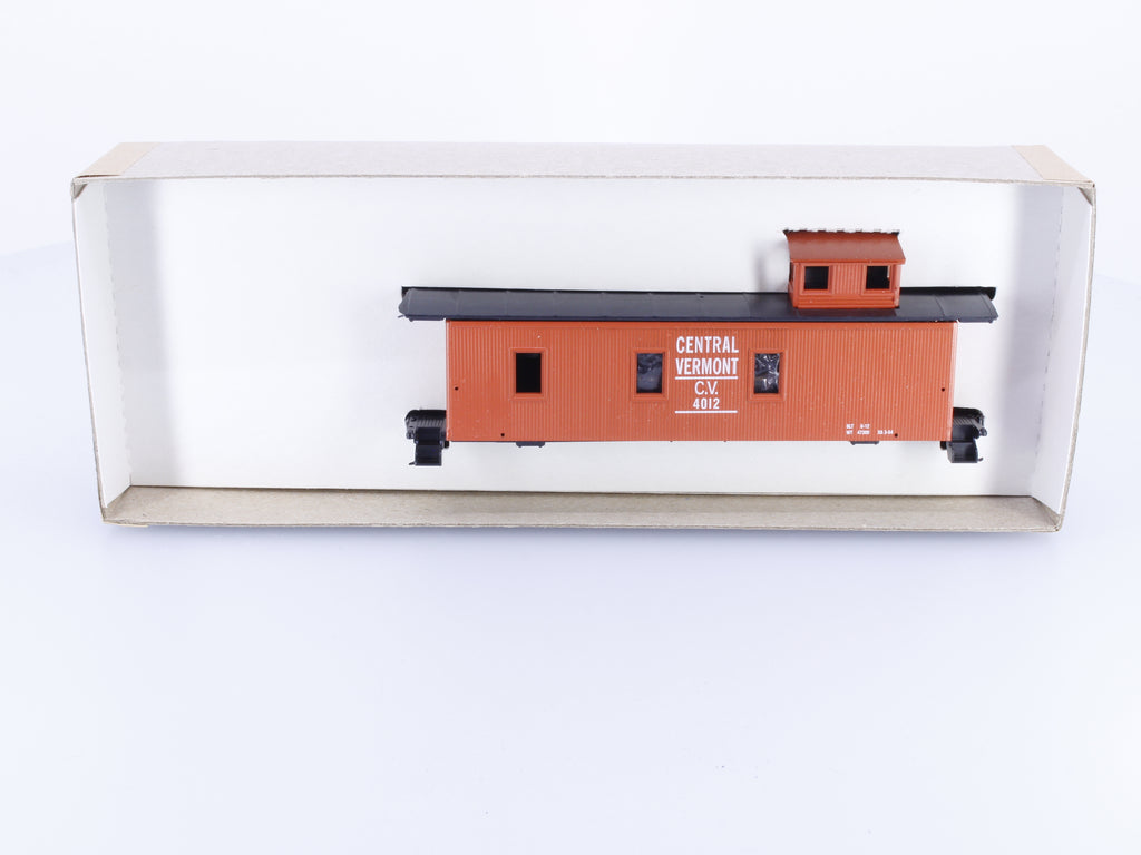 Roundhouse 03457 HO 30' 3-Window Wood Caboose Vermont Railway (VTR) 4012