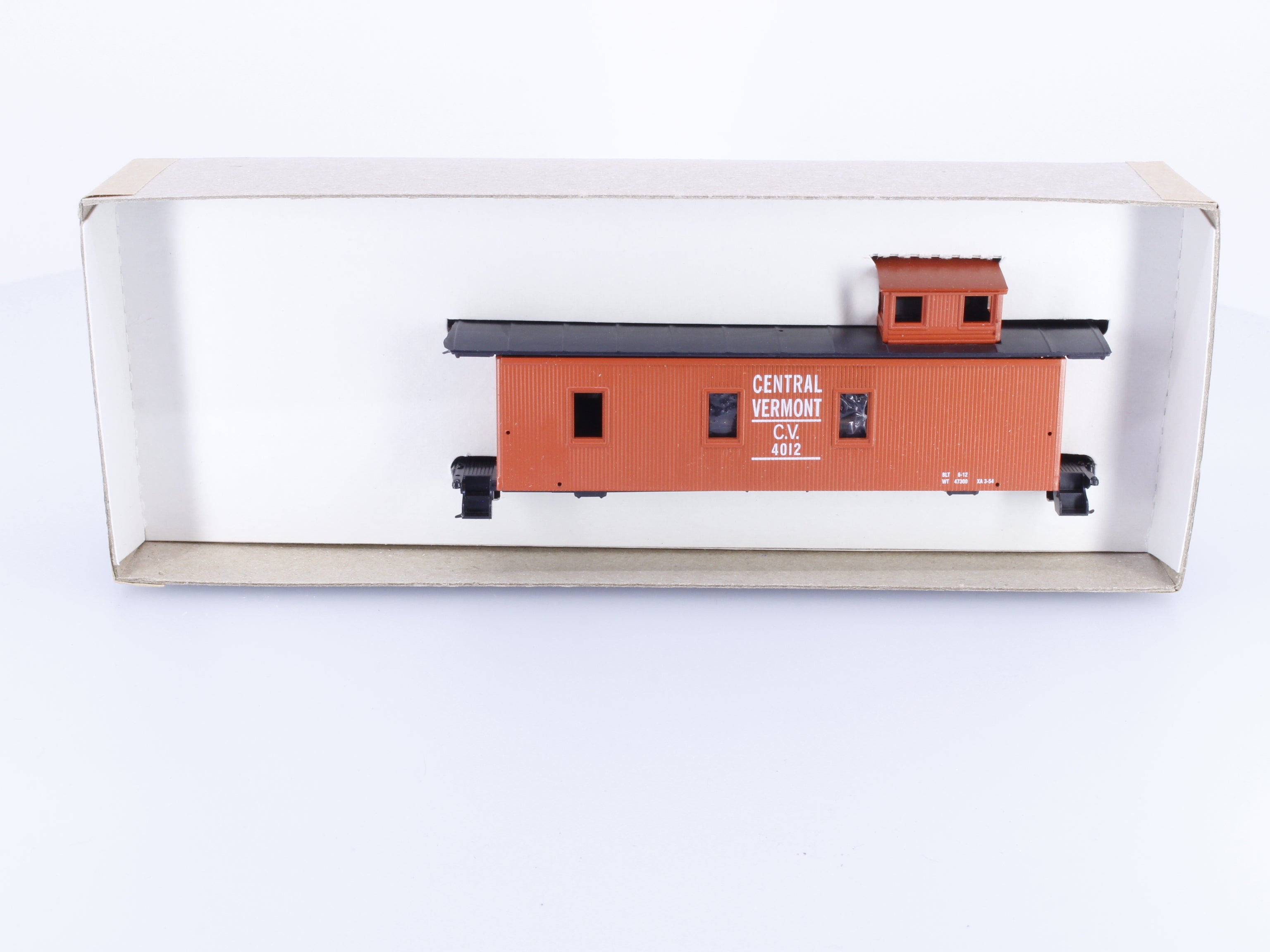 Roundhouse 03457 HO 30' 3-Window Wood Caboose Vermont Railway (VTR) 4012