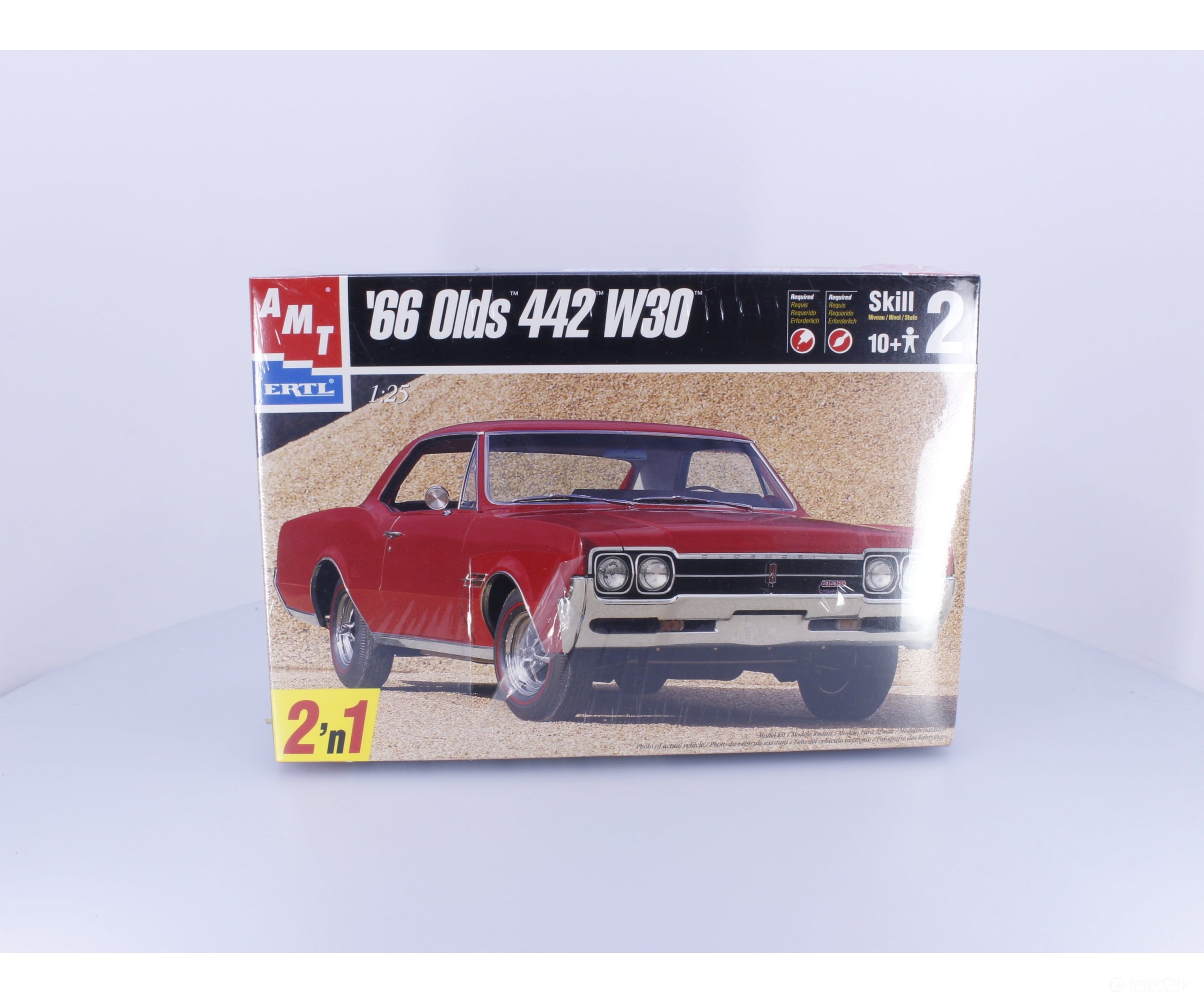 AMT 6268 G 1966 Oldsmobile 442 W30 Plastic Model Kit 1/25 Plastic Car Model Kits