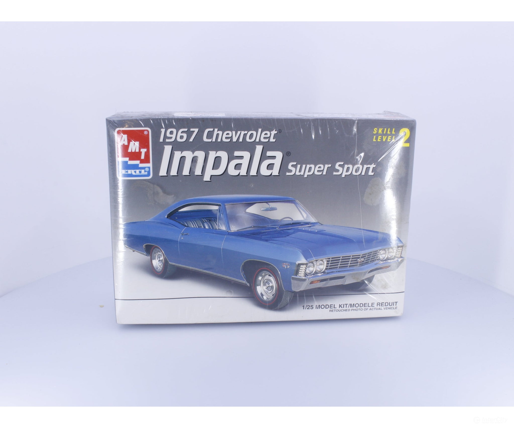 AMT 8207 G 1967 Chevrolet Impala Super Sport Plastic Model Kit 1/25 (#2) Plastic Car Model Kits