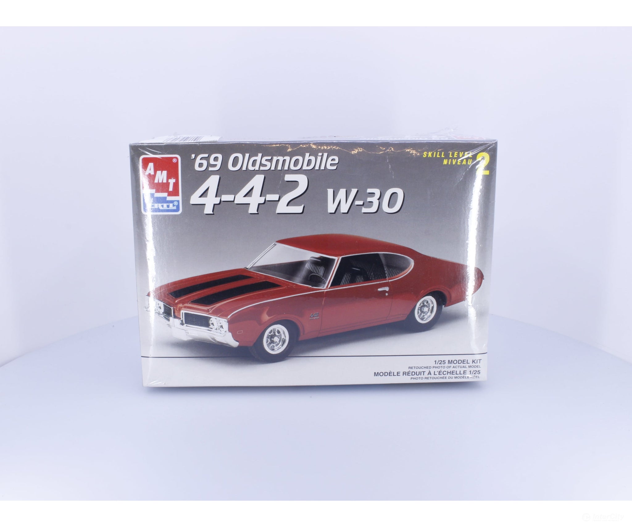 AMT 8232 G 1969 Oldsmobile 4-4-2 W-30 Plastic Model Kit 1/25 Plastic Car Model Kits