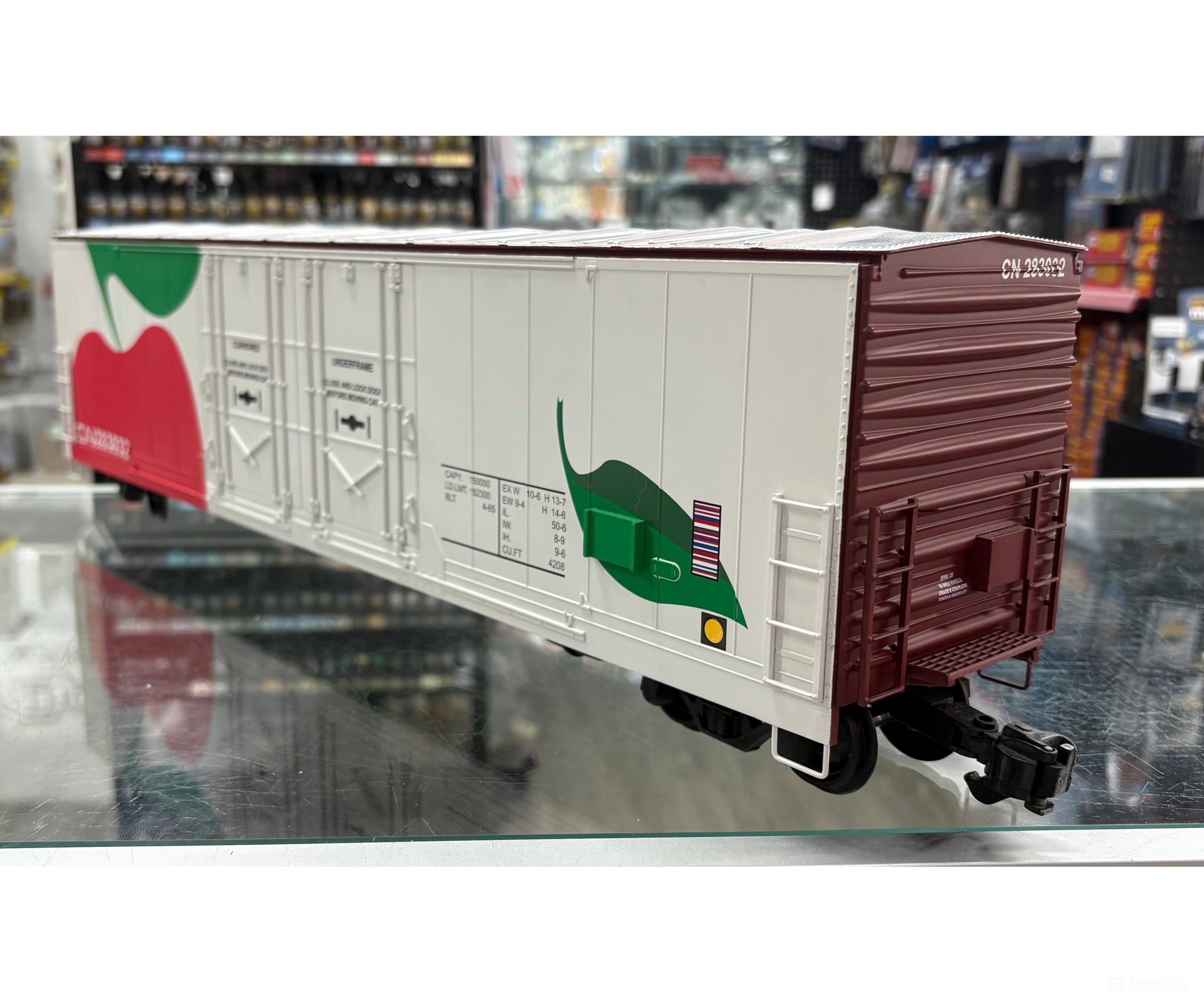 Aristo Craft 555700 G 50’ Double Door Apple Boxcar Canadian National (CN) 283032 - Freight Cars
