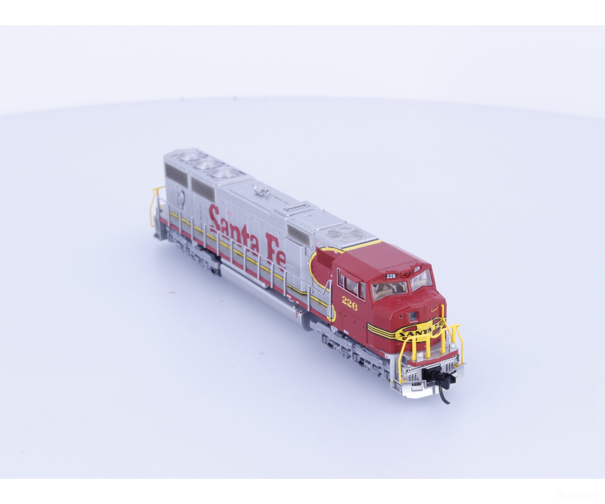 Athearn 10702 N SD75M Warbonnet Diesel Locomotive Santa Fe (SF) 226 Analog DC - Locomotives