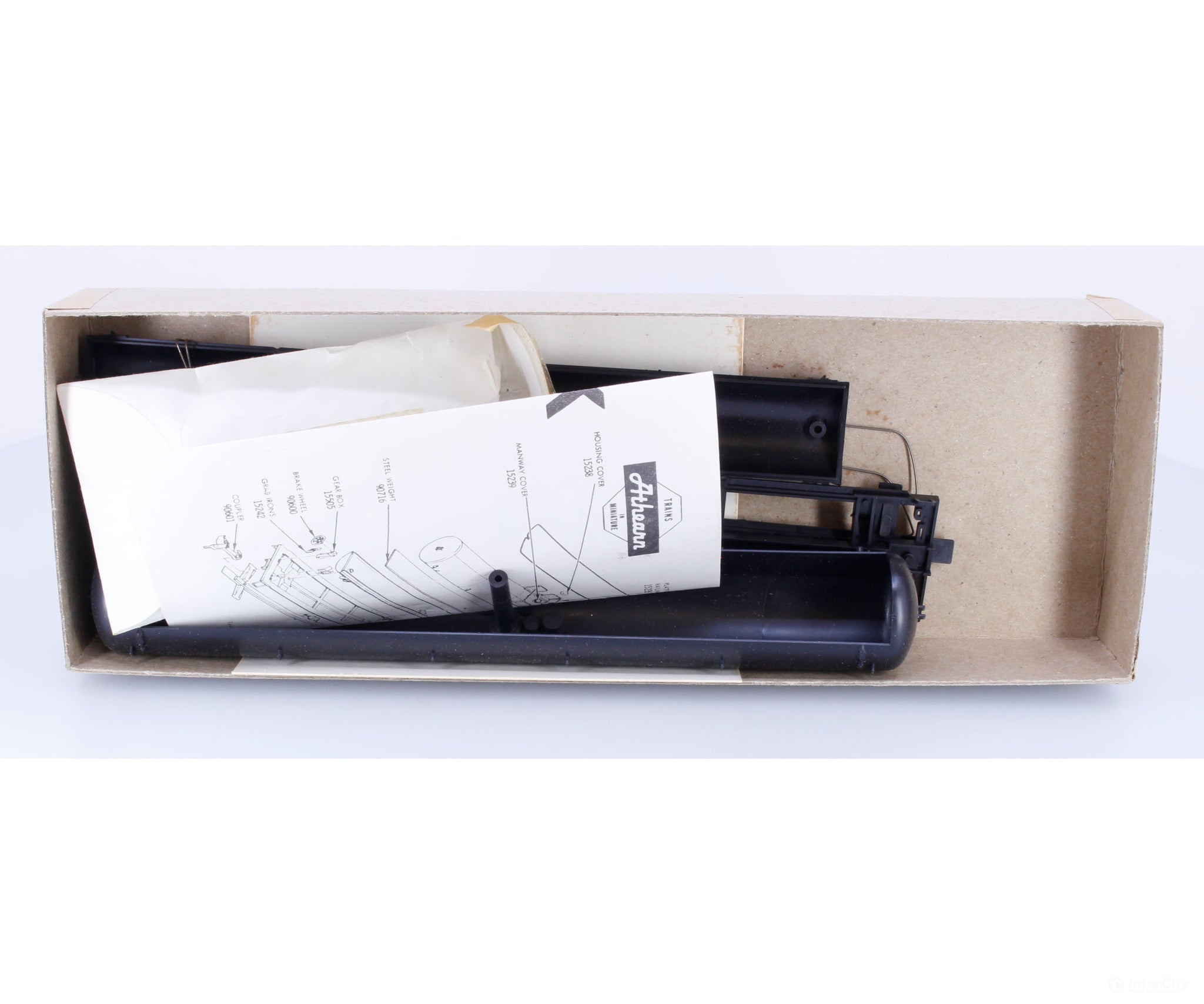 Athearn 1520 HO 62’ Tank Car Kit Undecorated - Freight Cars