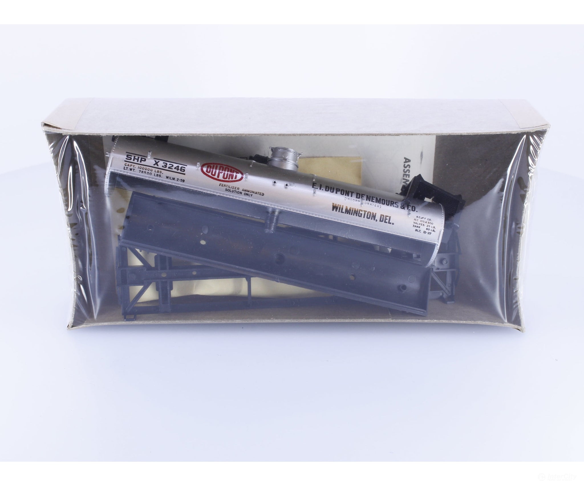 Athearn 1553 HO Single Dome Tank Car Kit Dupont (SHP) X3246 - Freight Cars