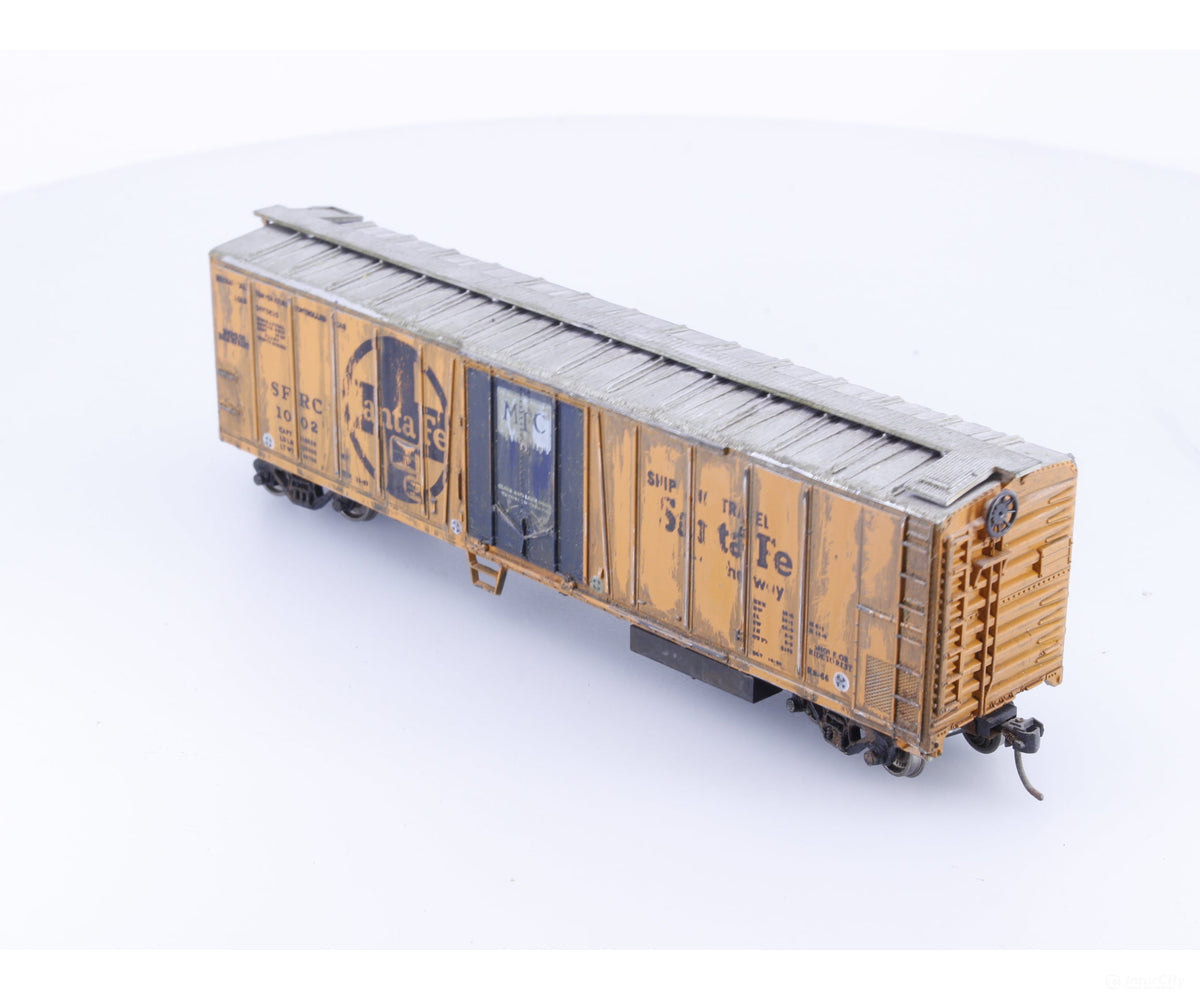 Athearn 1637 HO 50’ Outside Braced Reefer Weathered Santa Fe (SF) 1002 - Freight Cars