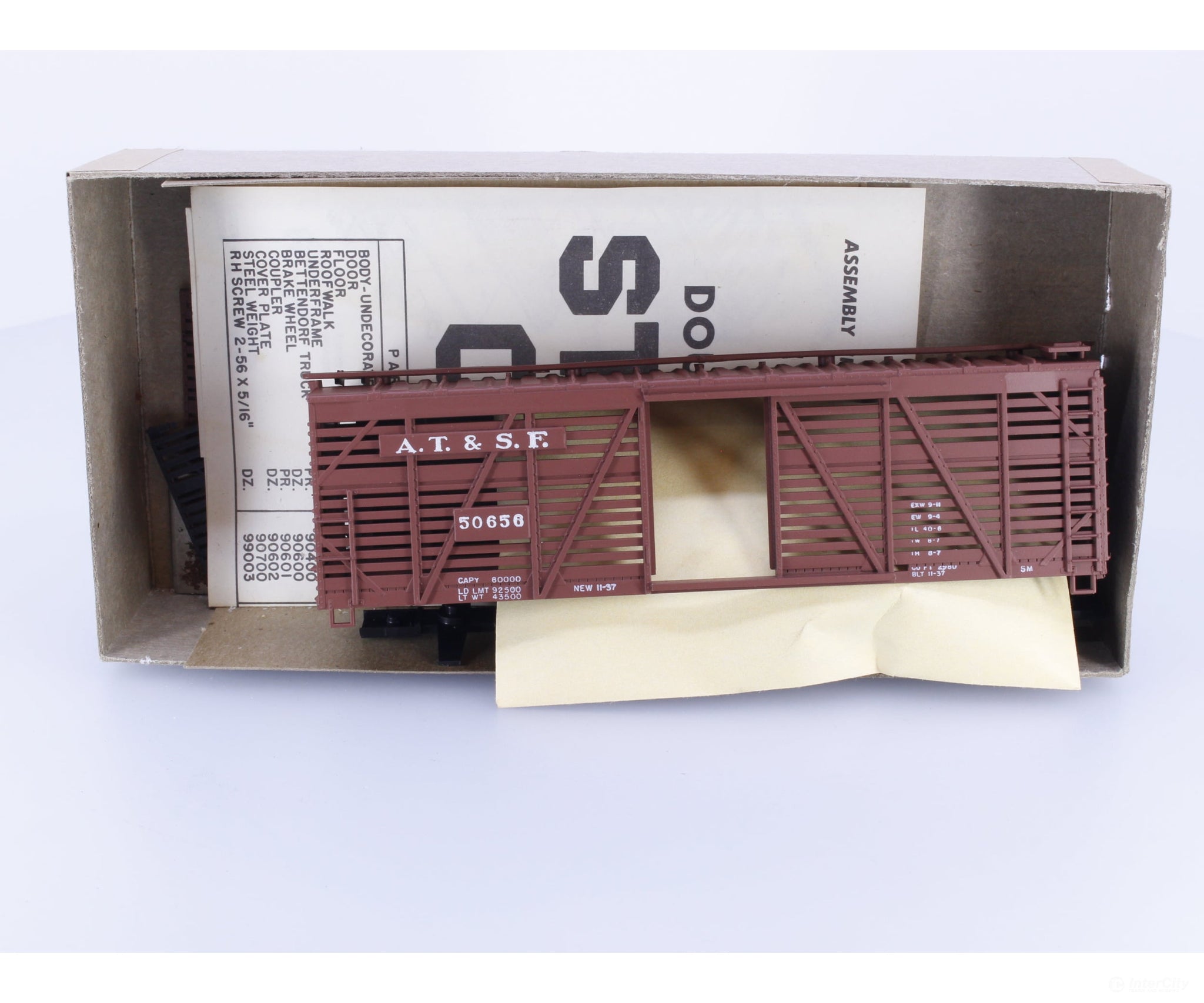 Athearn 1776 HO 40’ Stock Car Kit Atchison Topeka and Santa Fe (ATSF) 50656 - Freight Cars