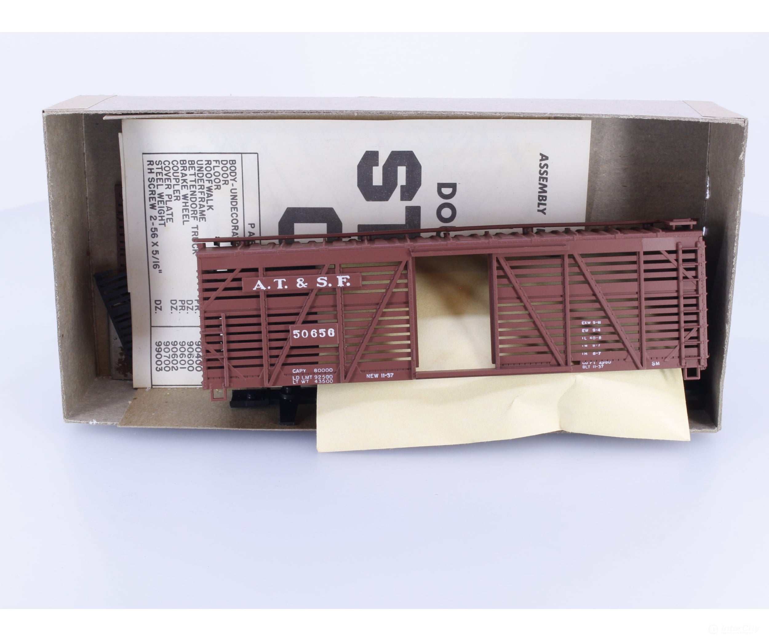 Athearn 1776 HO 40’ Stock Car Kit Atchison Topeka and Santa Fe (ATSF) 50656 - Freight Cars