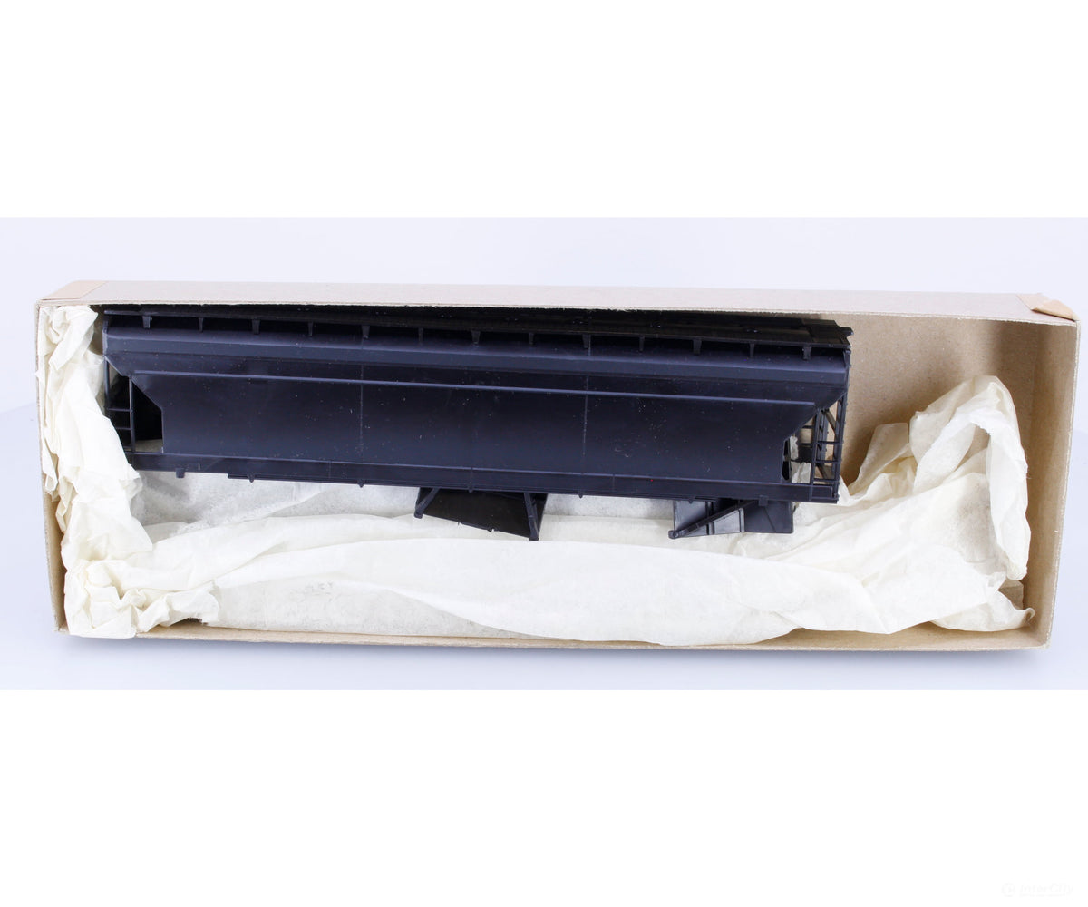 Athearn 1900 HO 4 Bay Covered Hopper Kit Undecorated - Freight Cars