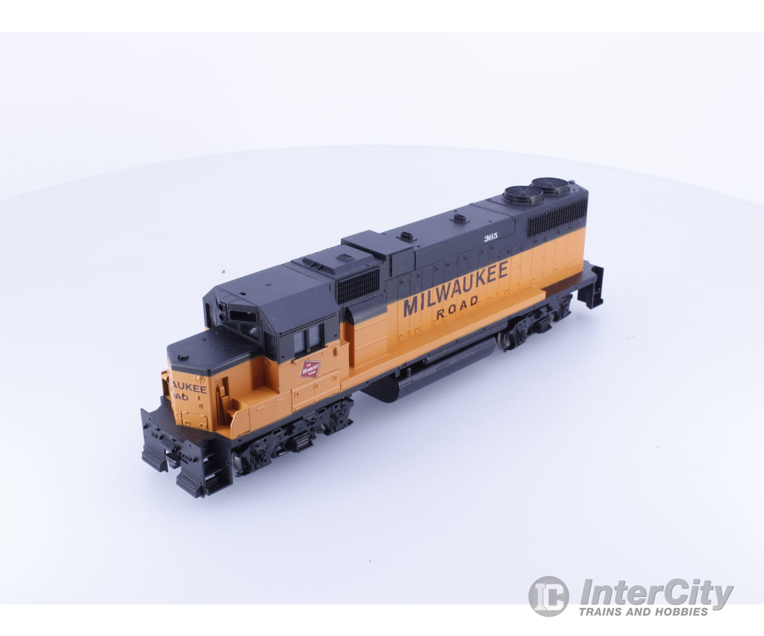 Athearn 4606 HO GP38-2 Diesel Locomotive Milwaukee Road (MILW) 365 Analog DC Locomotives