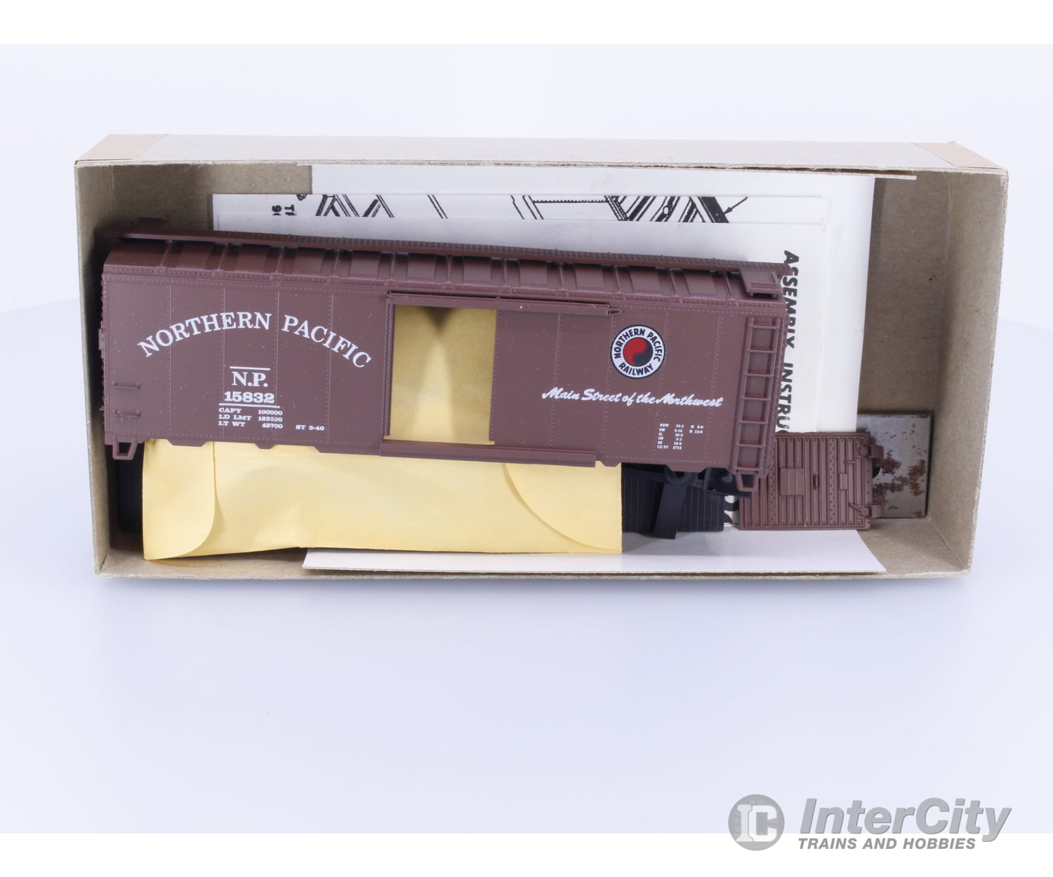Athearn 5010 HO 40’ Boxcar Kit Northern Pacific (NP) 15832 Freight Cars