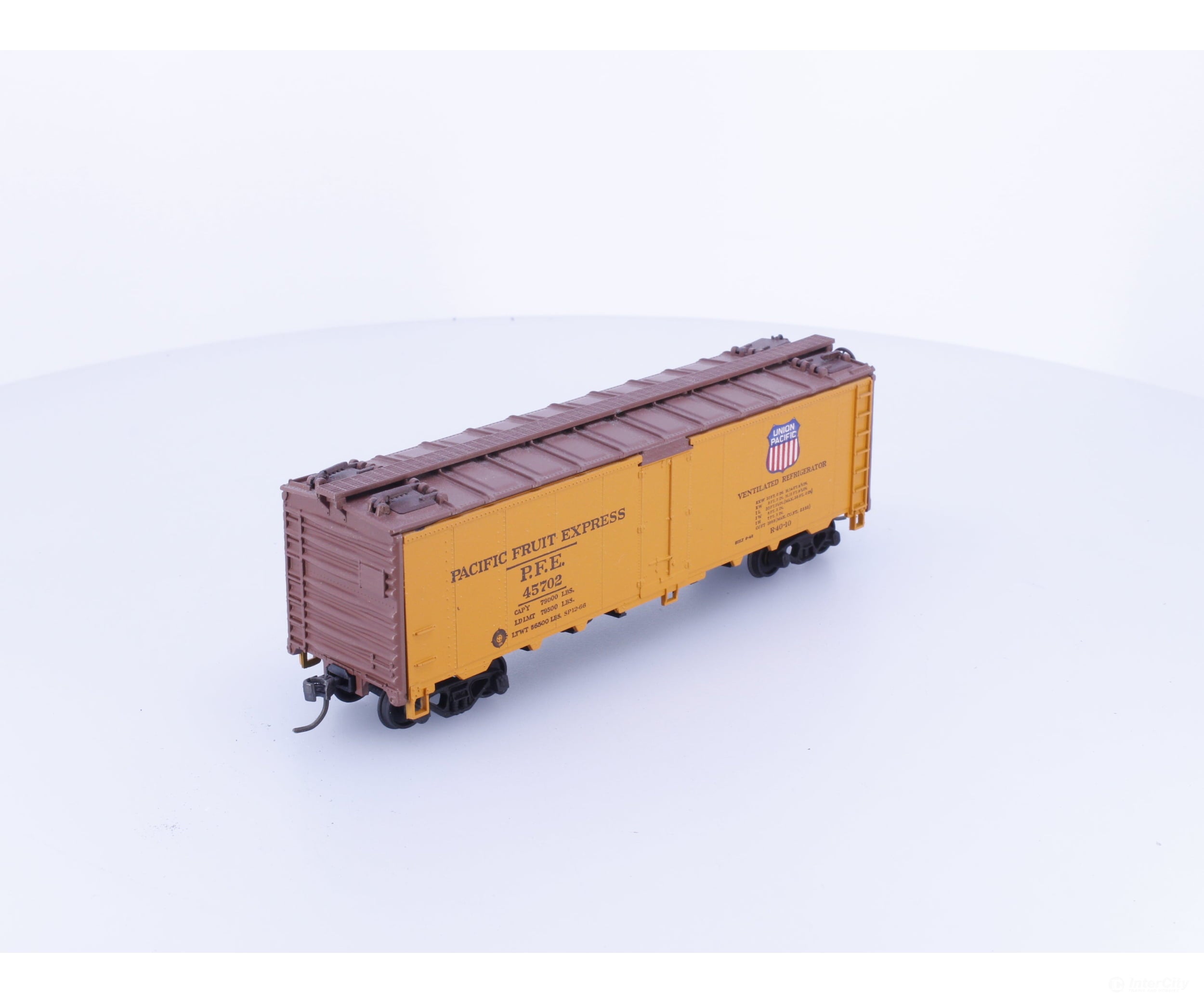 Athearn 5030 HO 40’ Refrigerator Boxcar Pacific Fruit Express (PFE) 45702 - Freight Cars