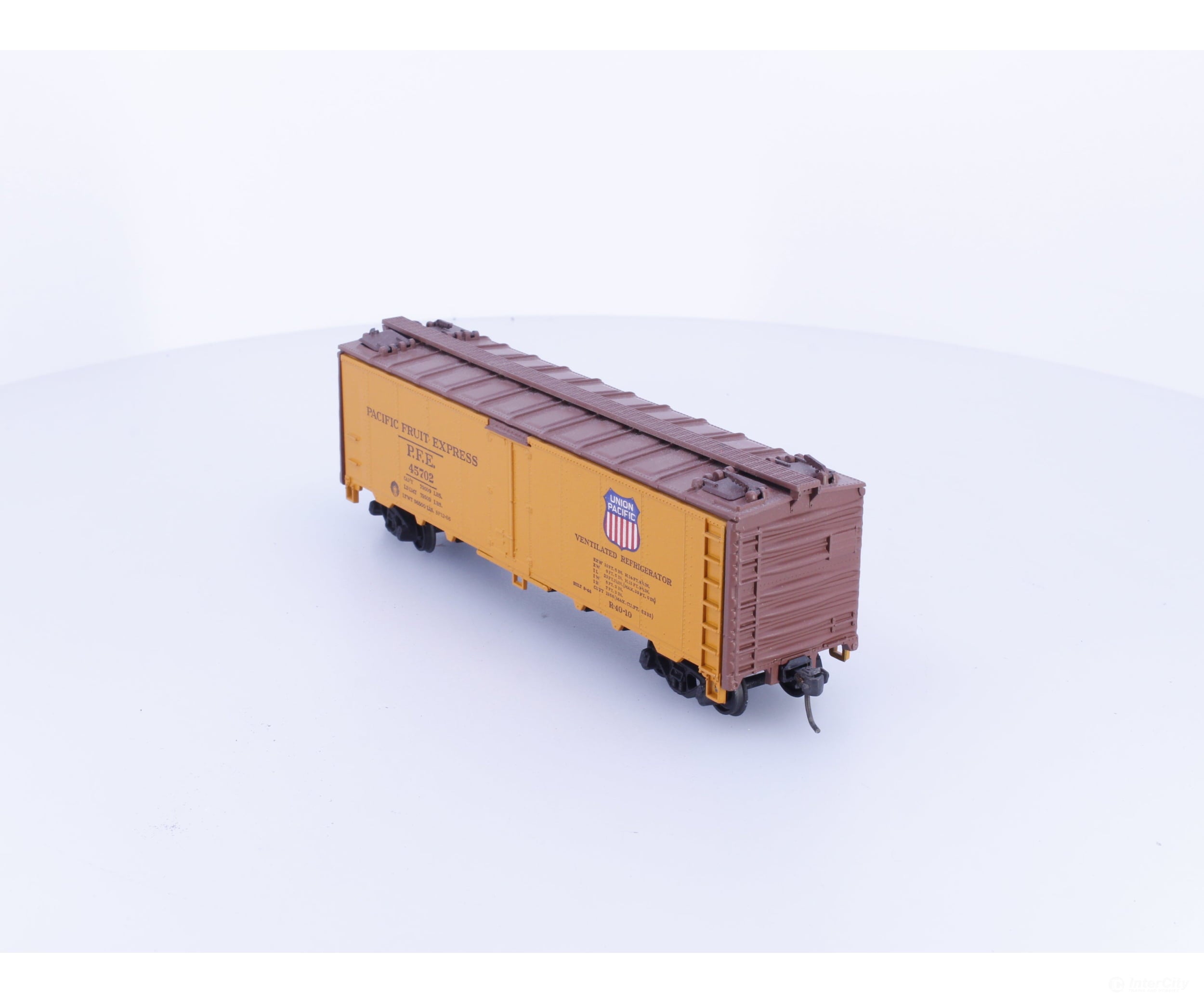 Athearn 5030 HO 40’ Refrigerator Boxcar Pacific Fruit Express (PFE) 45702 - Freight Cars