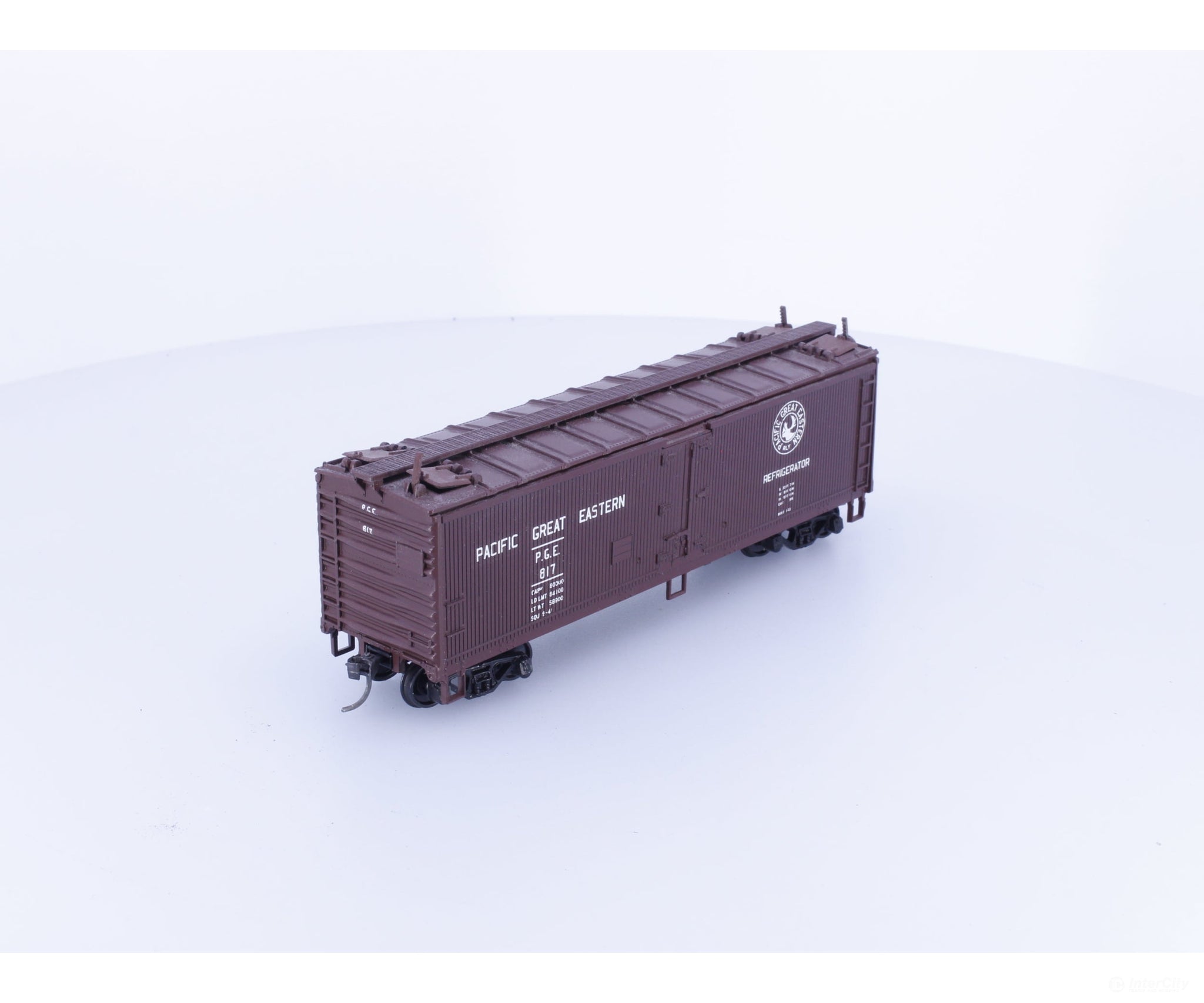 Athearn 513 HO 40’ Refrigerator Boxcar Pacific Great Eastern (PGE) 817 - Freight Cars