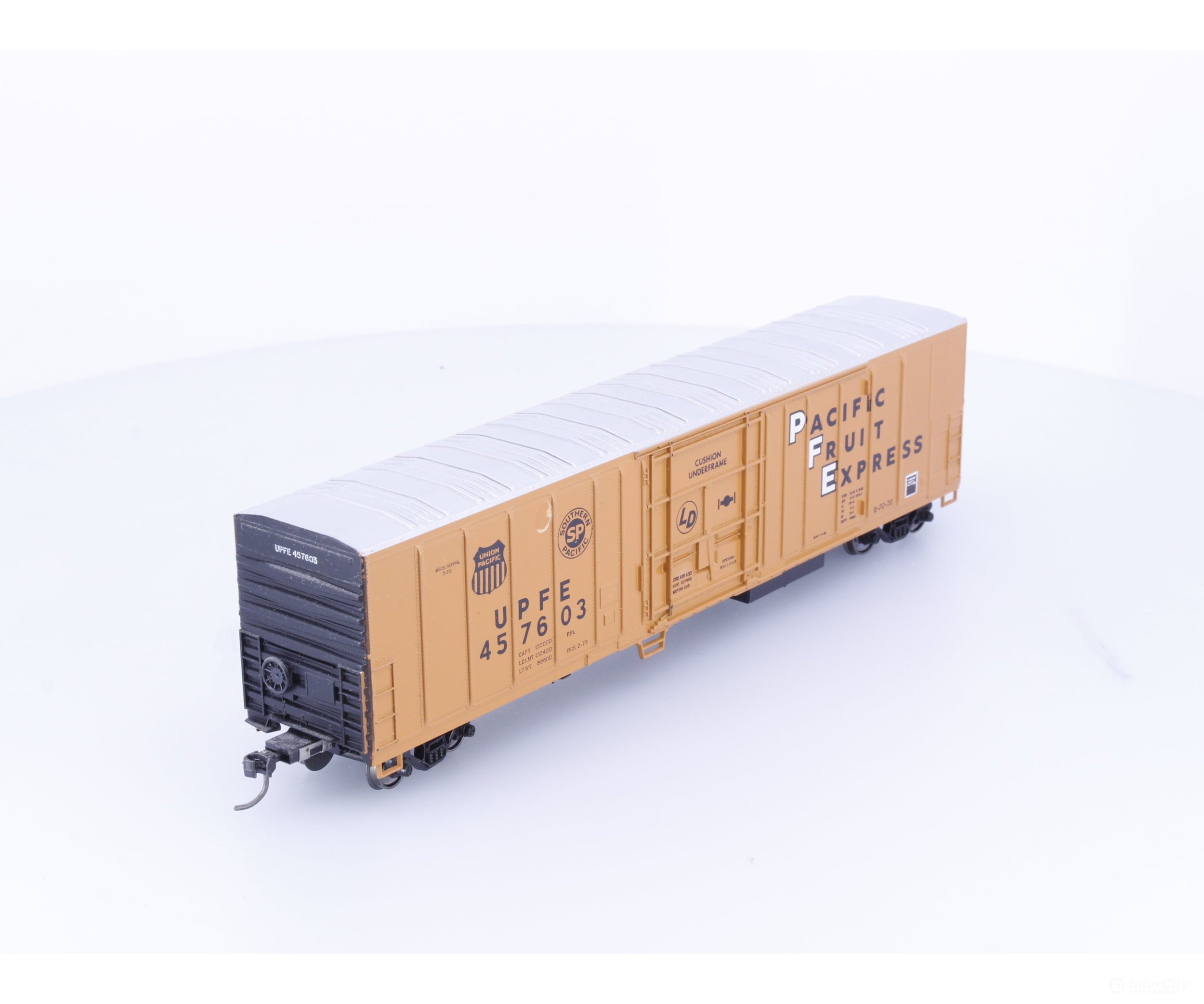 Athearn 5465 HO 57’ Refrigerator Boxcar (UPFE) Pacific Fruit Express (PFE) 457603 - Freight Cars