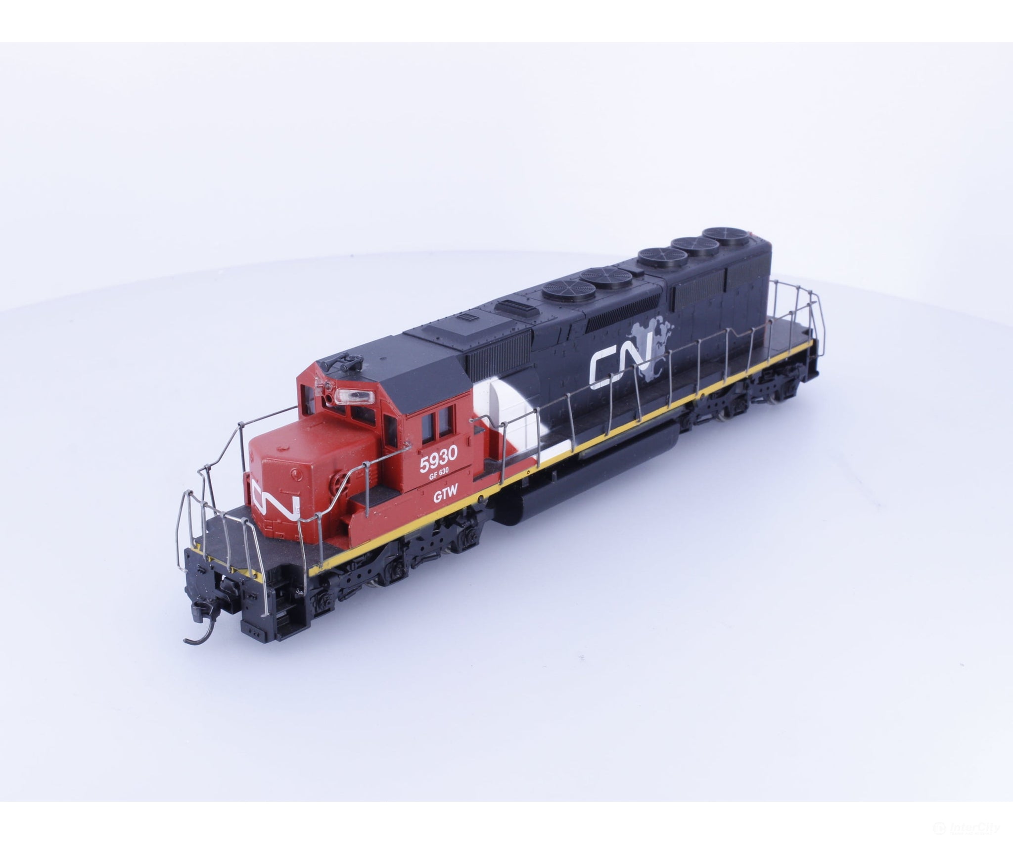 Athearn 5930 HO SD40-2 Diesel Locomotive Grand Trunk Western (GTW) 5930 Analog DC - Locomotives
