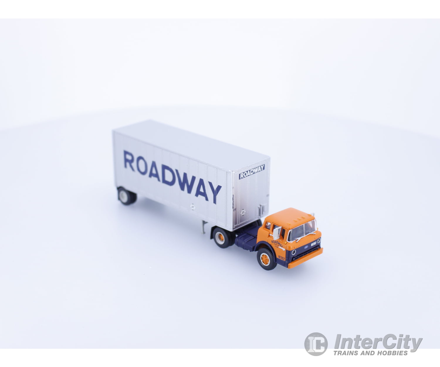 Athearn 91002 HO Roadway Ford C AND 28’ Wedge Trailer Vehicles