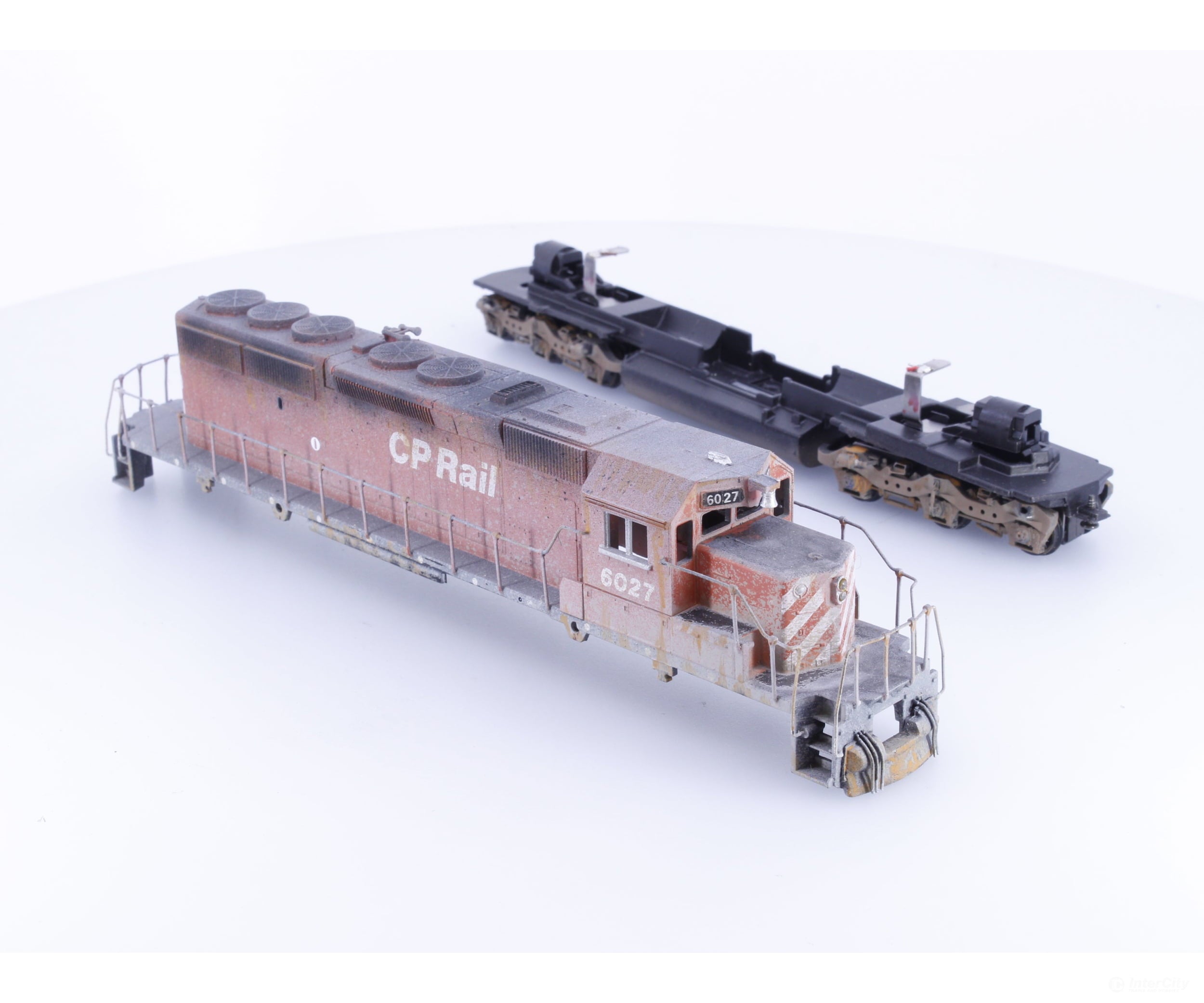 Athearn SD40DMY HO SD40 Diesel Locomotive Dummy Only Weathered Canadian Pacific (CP) 6027 - Locomotives
