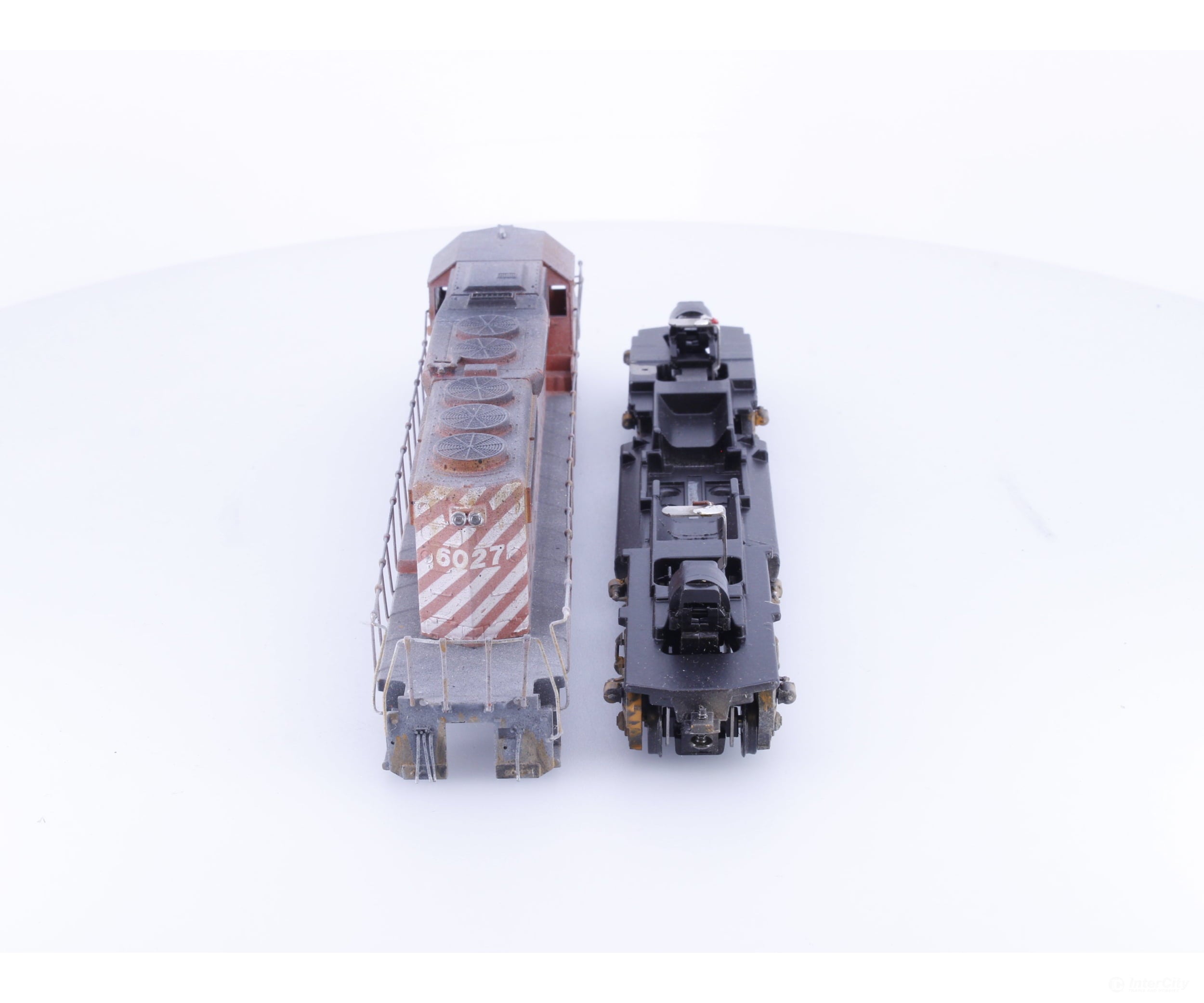 Athearn SD40DMY HO SD40 Diesel Locomotive Dummy Only Weathered Canadian Pacific (CP) 6027 - Locomotives