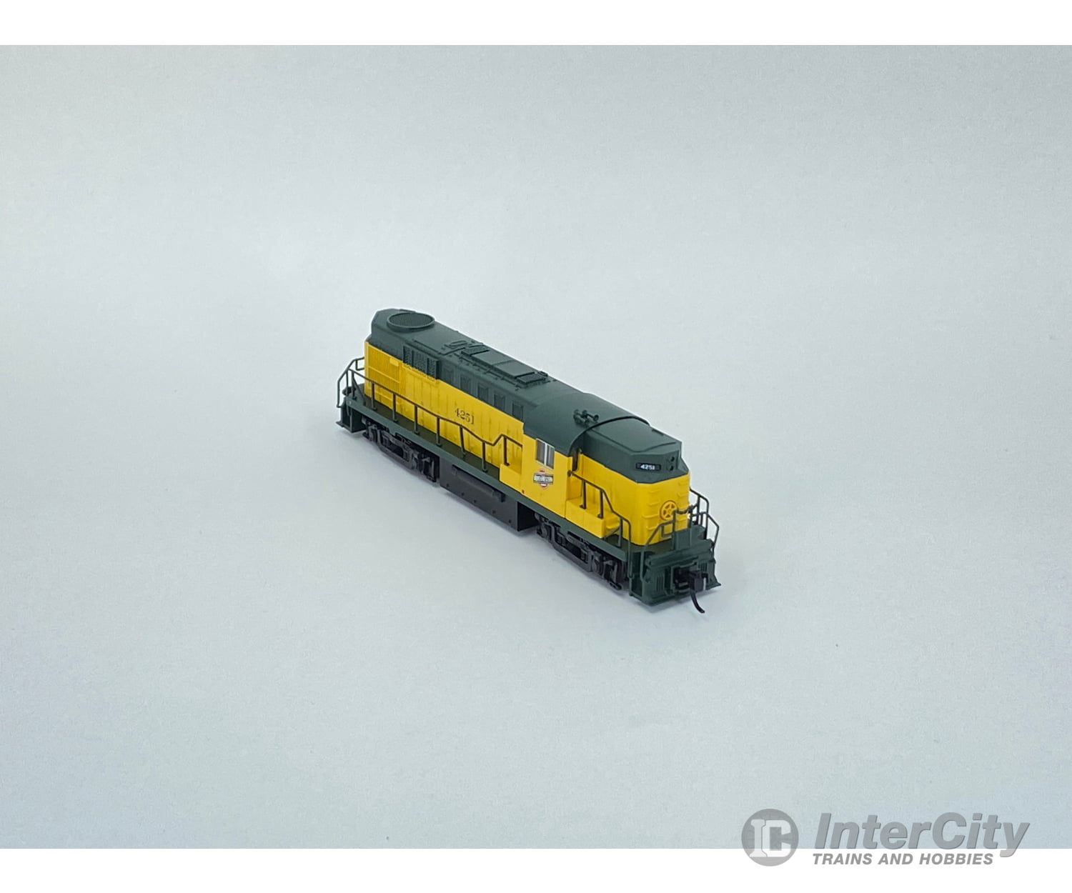 Atlas 42657 N Rs-11 Locomotive Chicago And North Western (Cnw) 4251 Analog Dc (3) Locomotives