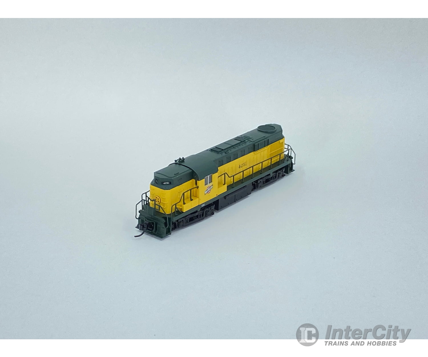 Atlas 42657 N Rs-11 Locomotive Chicago And North Western (Cnw) 4251 Analog Dc (3) Locomotives