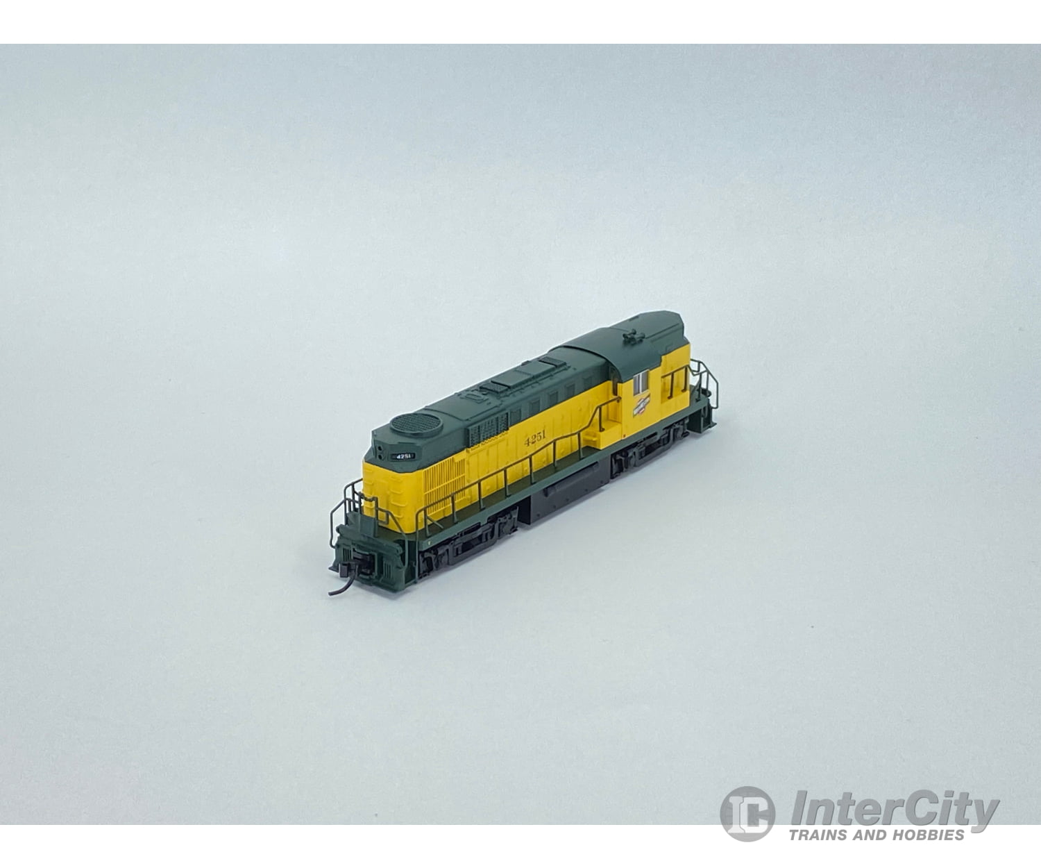 Atlas 42657 N Rs-11 Locomotive Chicago And North Western (Cnw) 4251 Analog Dc (3) Locomotives