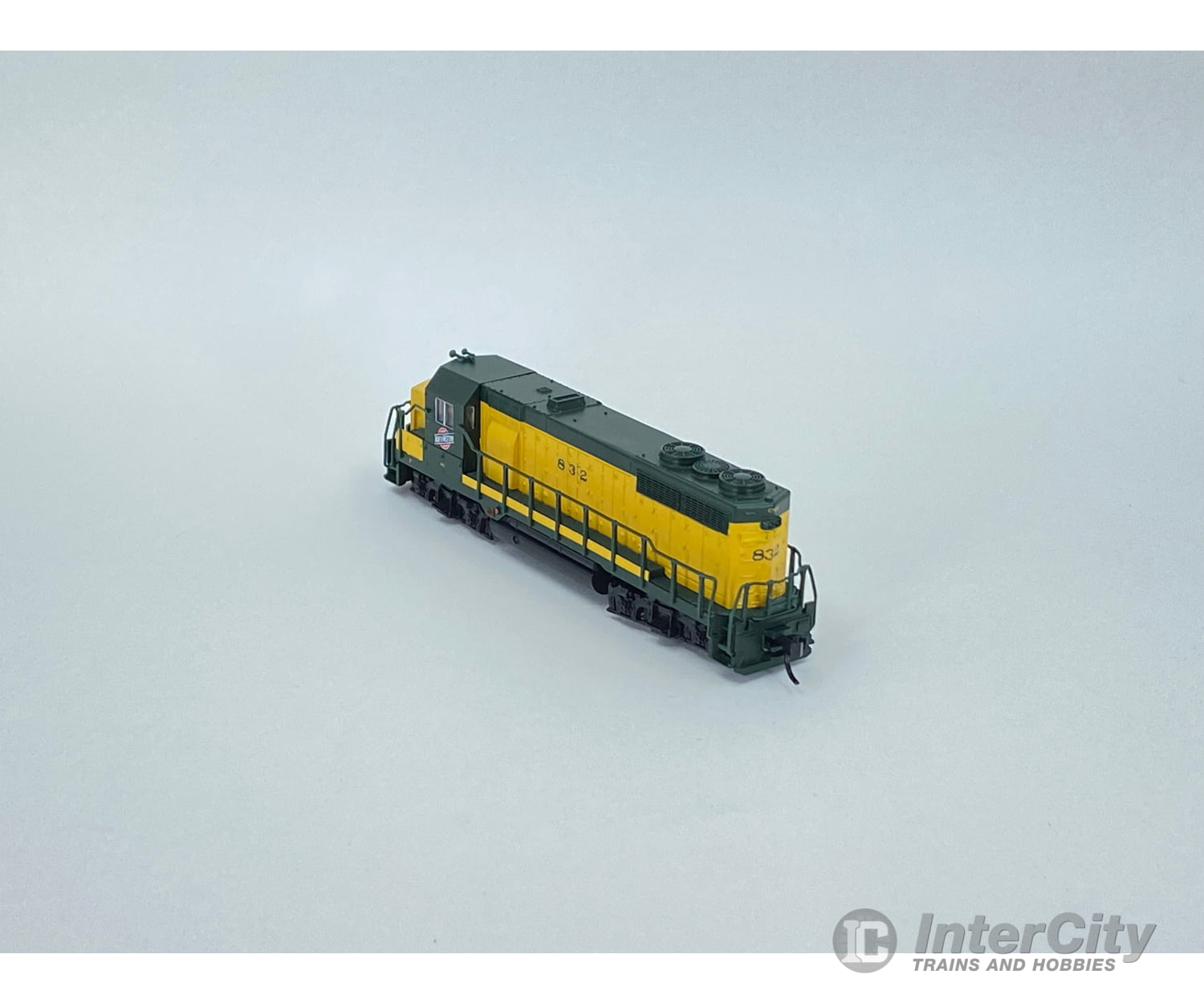 Atlas 46563 N Gp-35 Chicago And North Western (Cnw) 832 Analog Dc (1) Locomotives